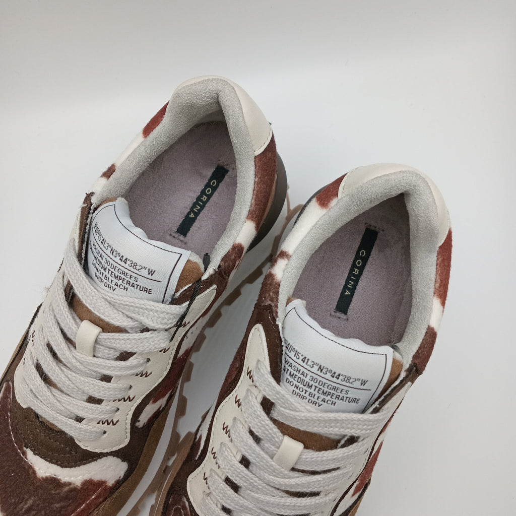 TÊNIS CORINA VACA COW CASTANHO ESCURO CLARO BRANCO TRATORADO ANIMAL PRINT