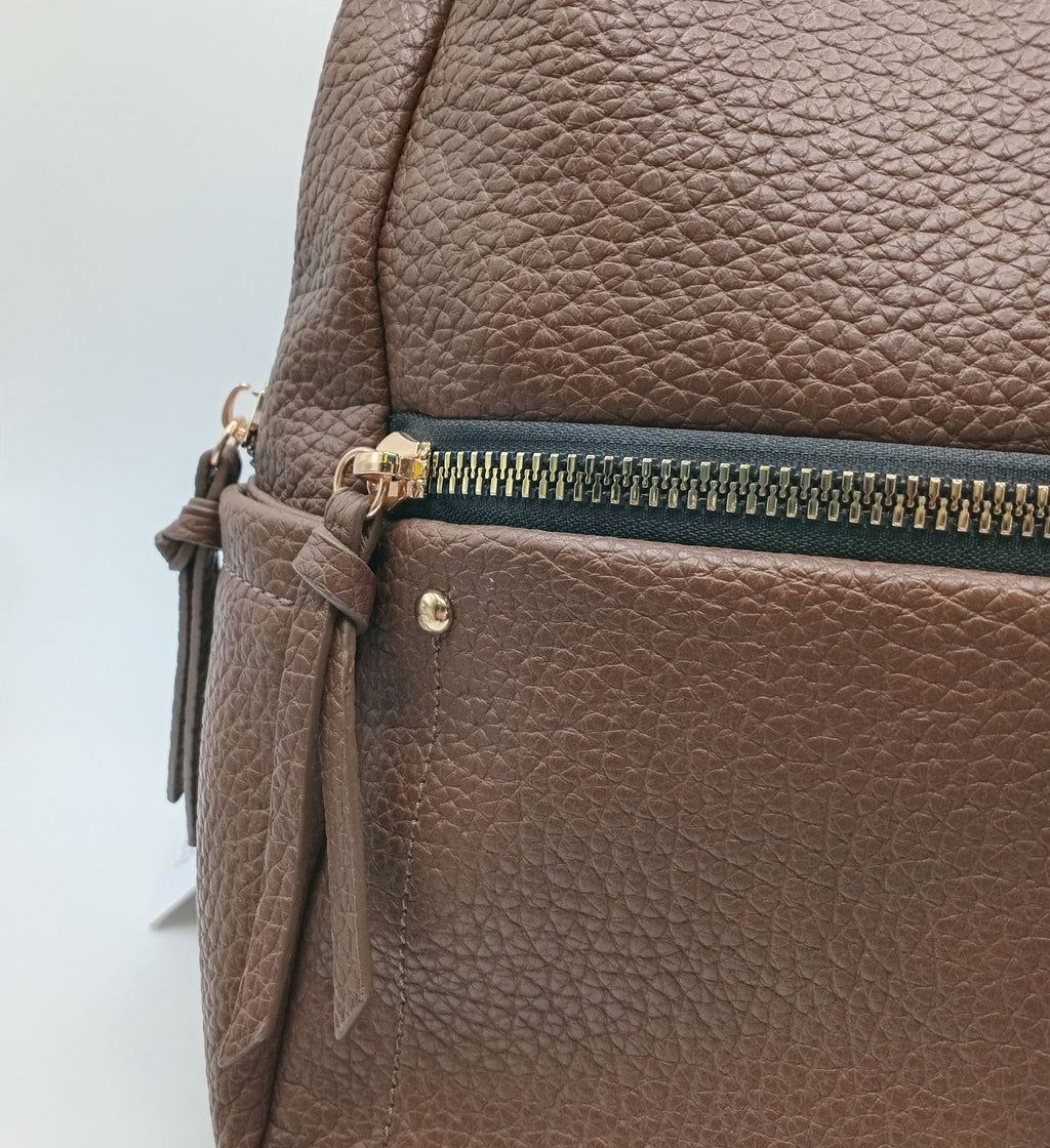 MOCHILA GRUPO BELLE CASTANHO ESCURO ECO PELE ALÇA AJUSTÁVEL BOLSO FRONTAL MALA