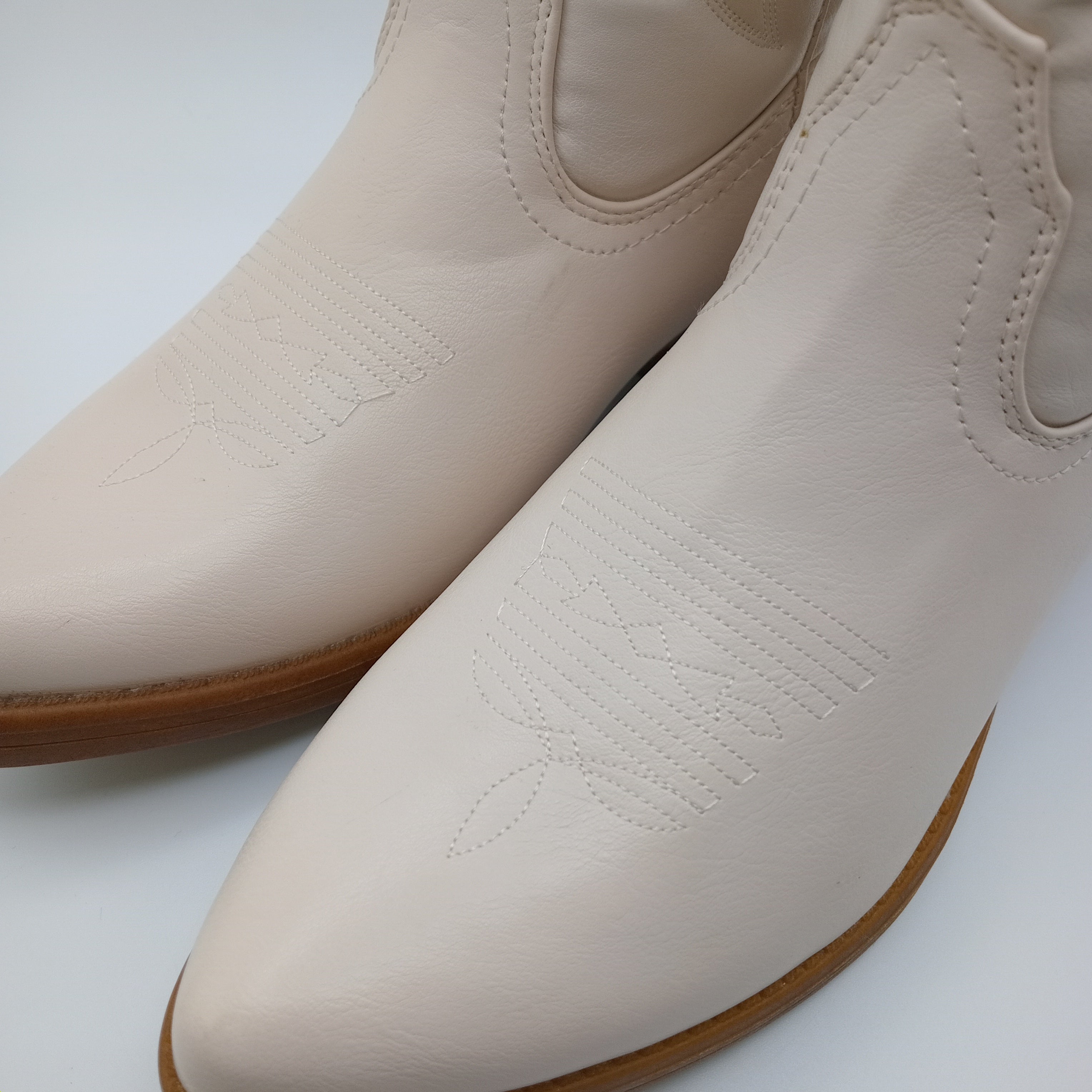 BOTA COWGIRL IDEAL SHOES BRANCO ECO PELE BORDADO BICUDO