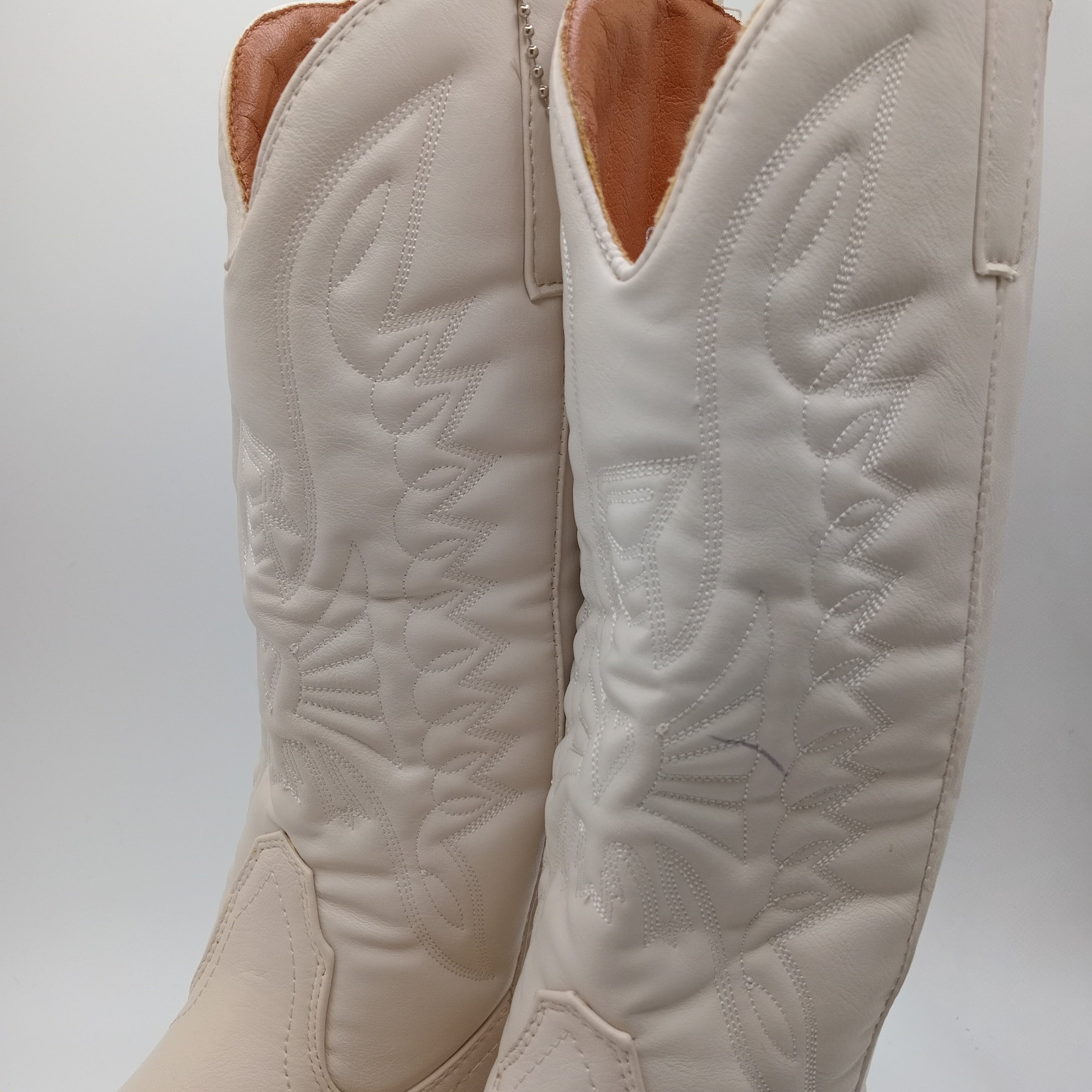 BOTA COWGIRL IDEAL SHOES BRANCO ECO PELE BORDADO BICUDO