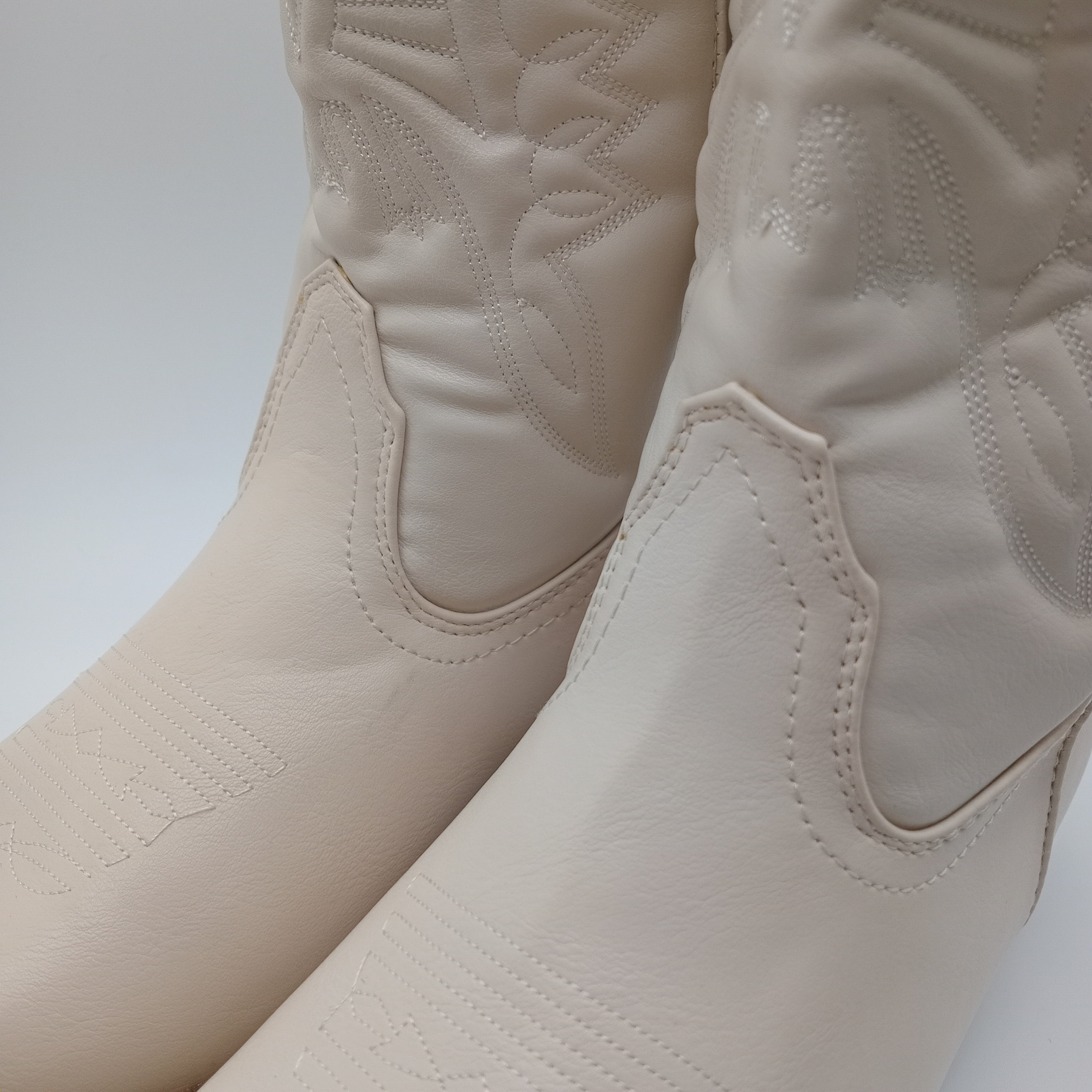 BOTA COWGIRL IDEAL SHOES BRANCO ECO PELE BORDADO BICUDO