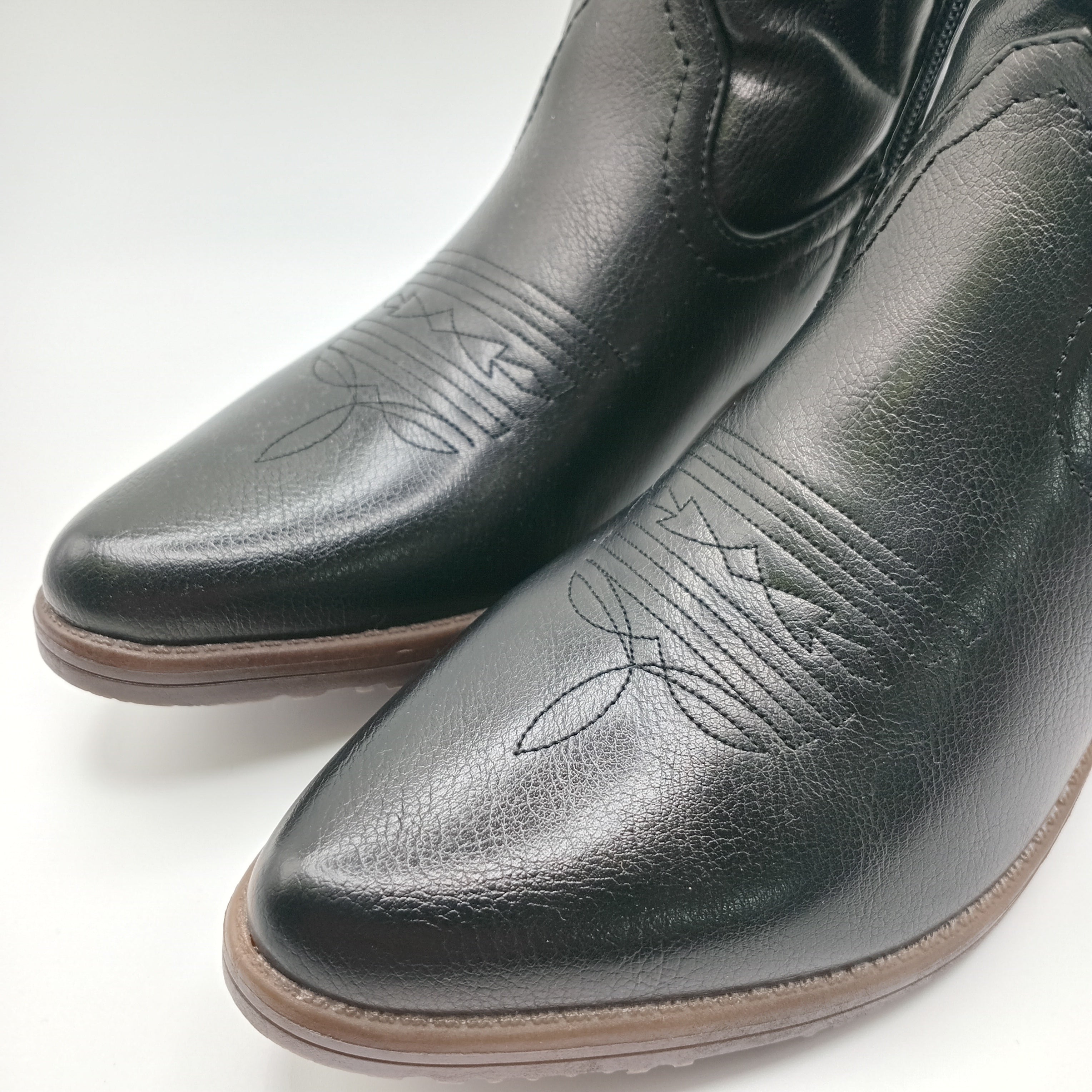 BOTA COWGIRL IDEAL SHOES PRETO ECO PELE BORDADO BICUDO