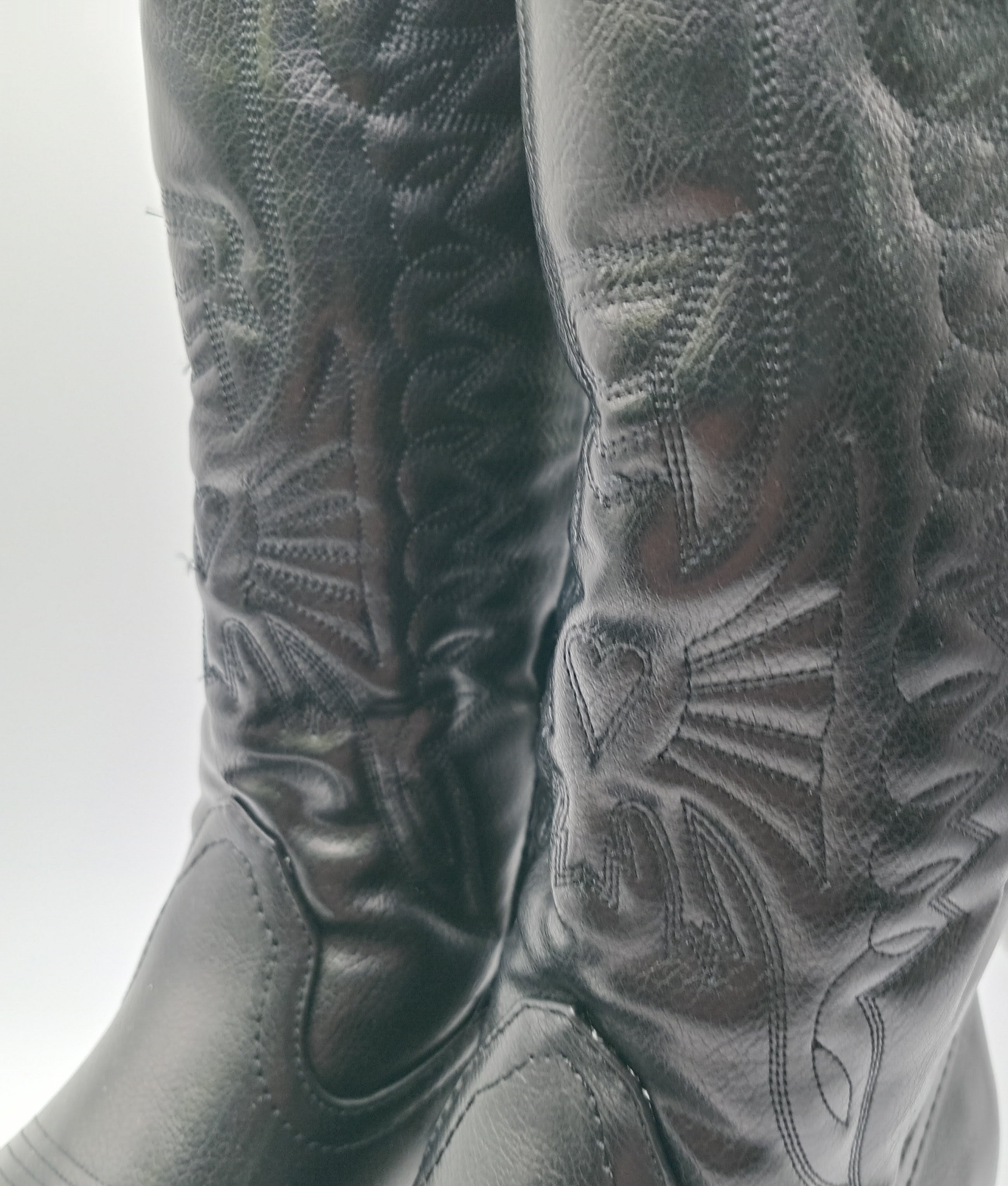 BOTA COWGIRL IDEAL SHOES PRETO ECO PELE BORDADO BICUDO