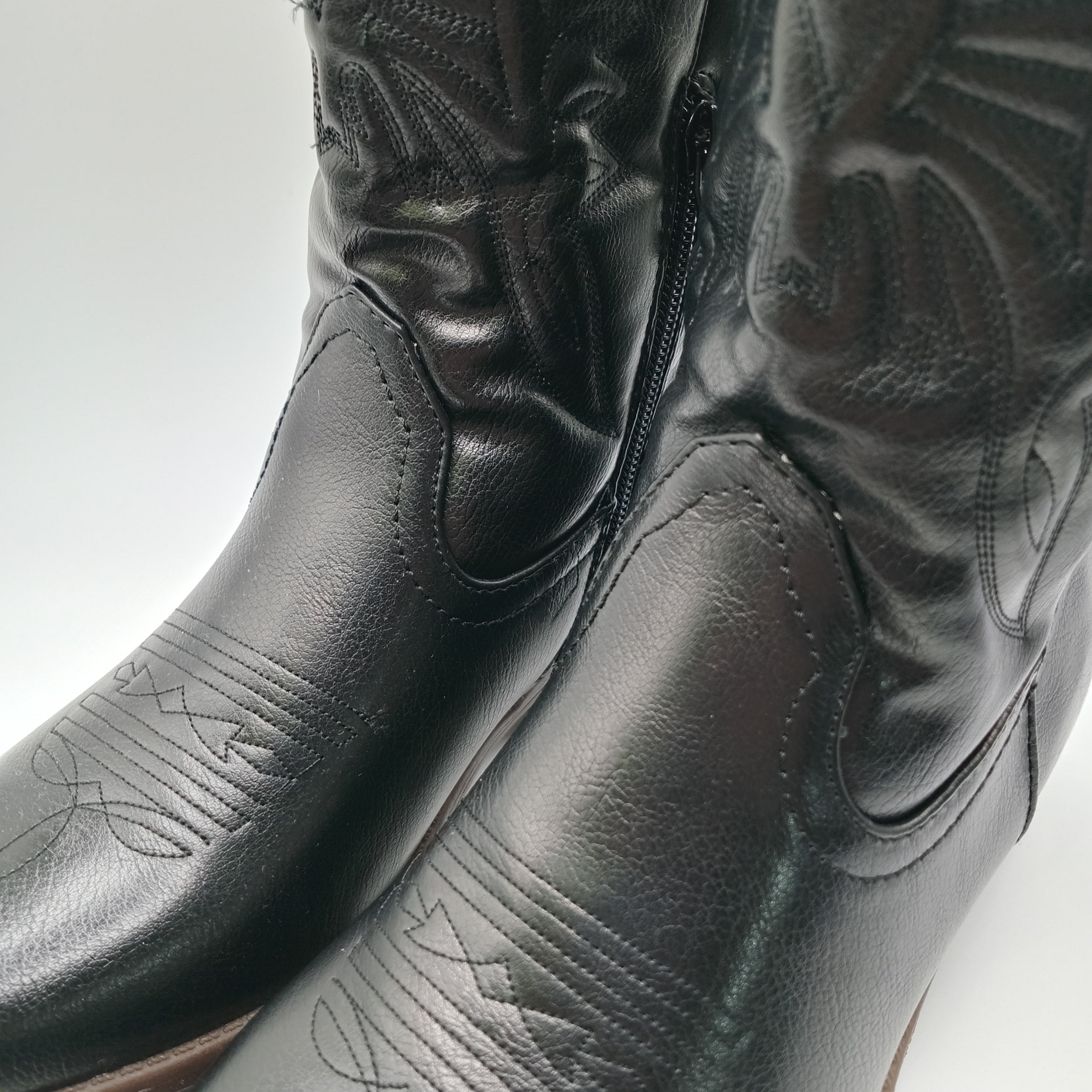 BOTA COWGIRL IDEAL SHOES PRETO ECO PELE BORDADO BICUDO