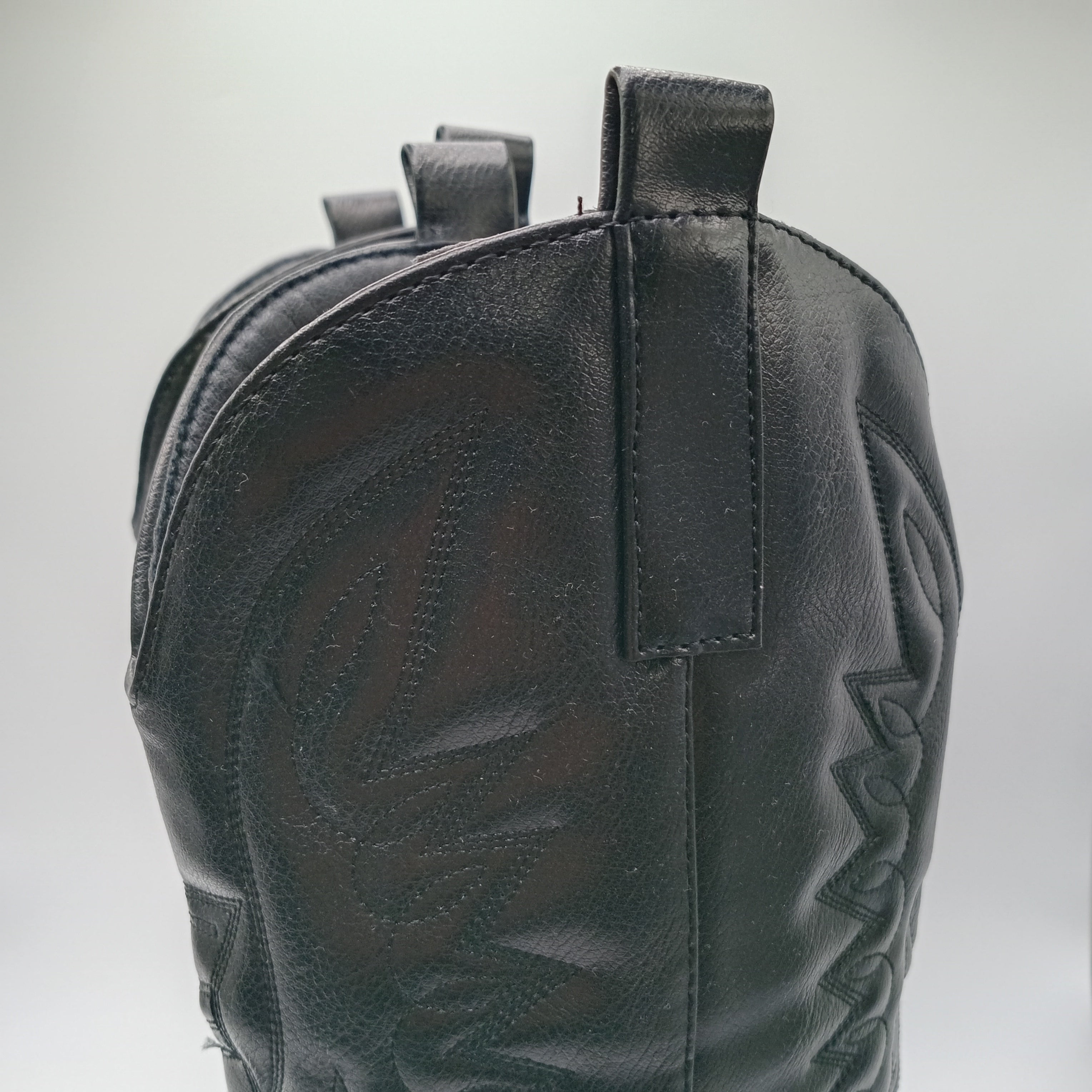 BOTA COWGIRL IDEAL SHOES PRETO ECO PELE BORDADO BICUDO