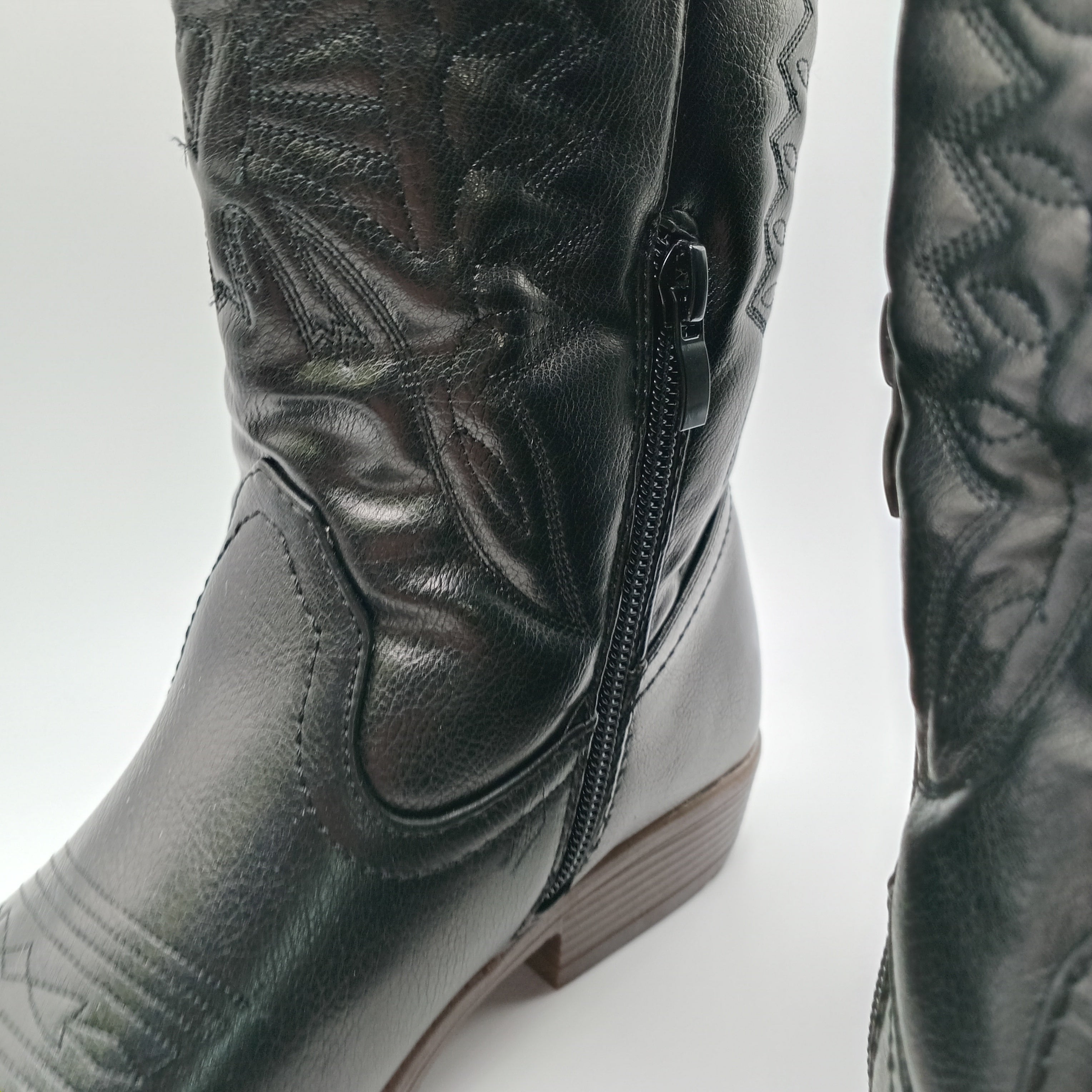 BOTA COWGIRL IDEAL SHOES PRETO ECO PELE BORDADO BICUDO
