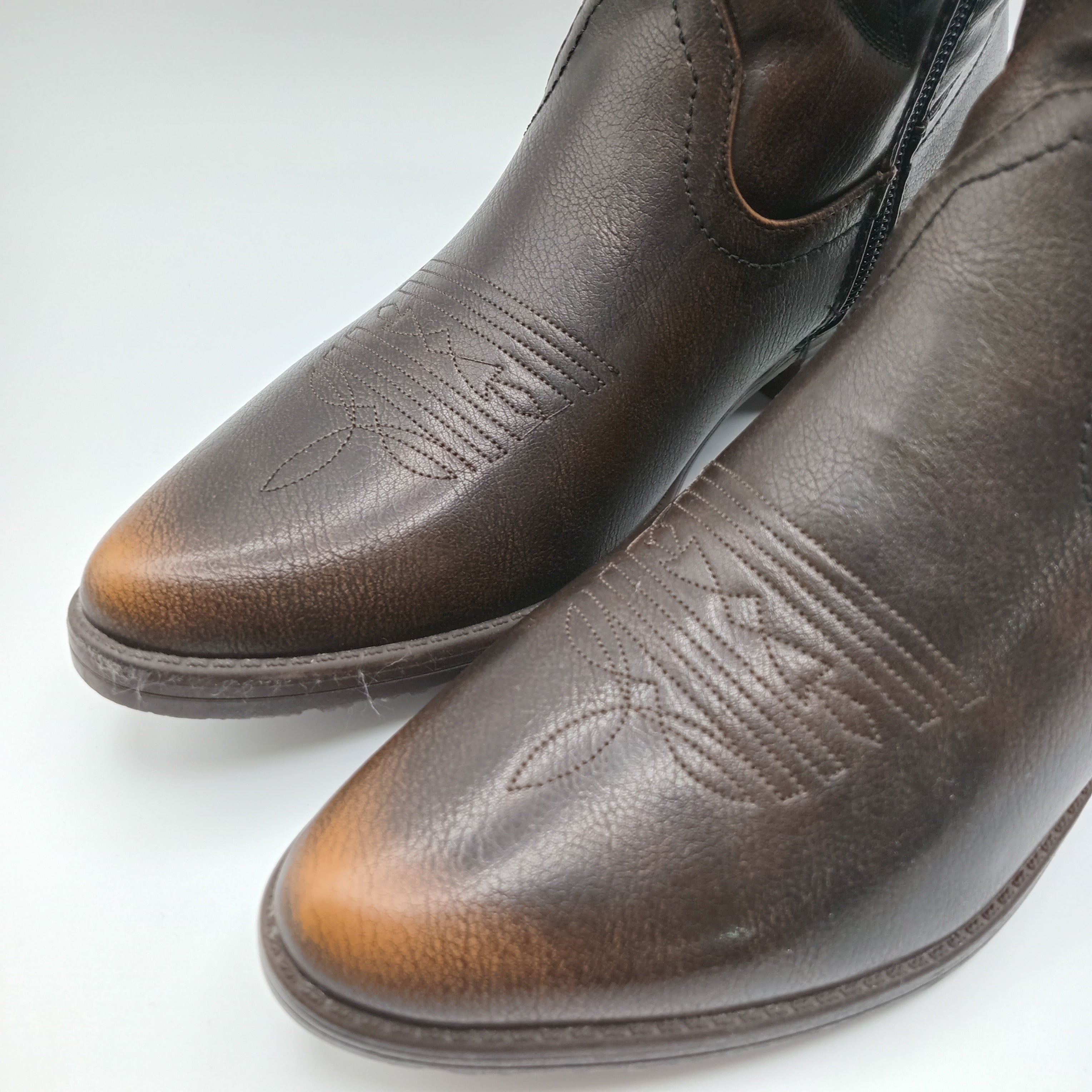 BOTA COWGIRL IDEAL SHOES CASTANHO ESCURO ECO PELE BORDADO BICUDO