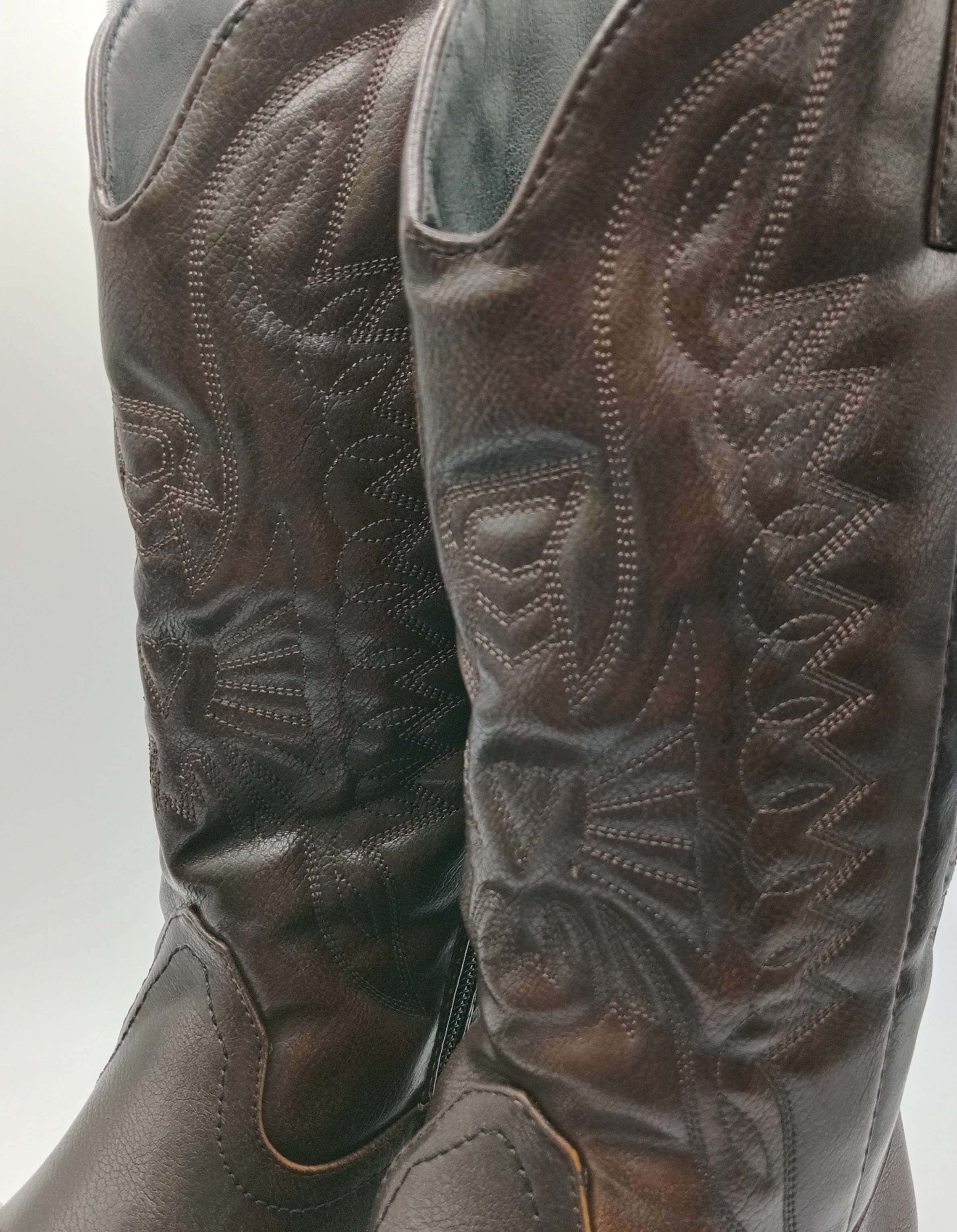 BOTA COWGIRL IDEAL SHOES CASTANHO ESCURO ECO PELE BORDADO BICUDO