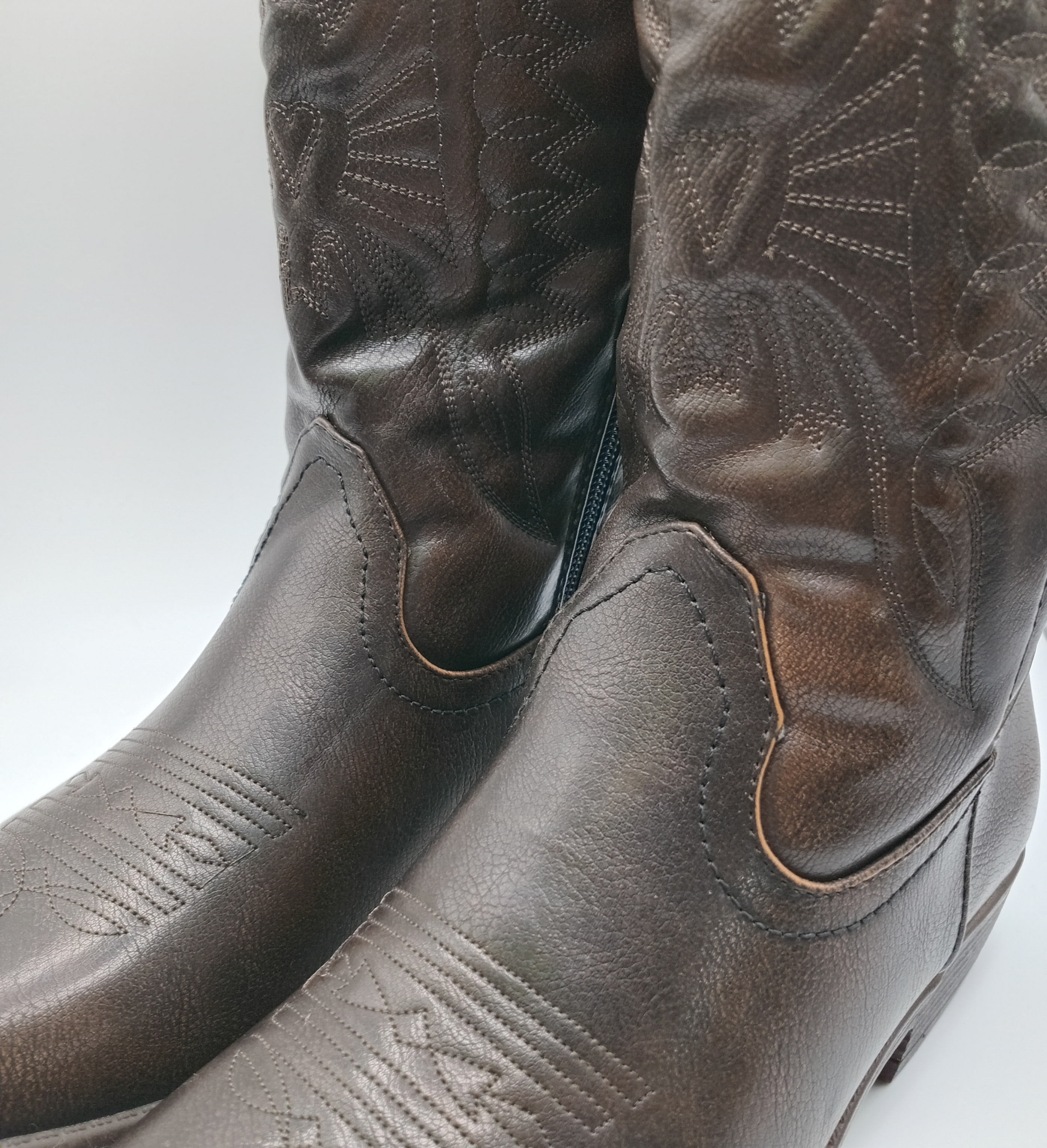 BOTA COWGIRL IDEAL SHOES CASTANHO ESCURO ECO PELE BORDADO BICUDO