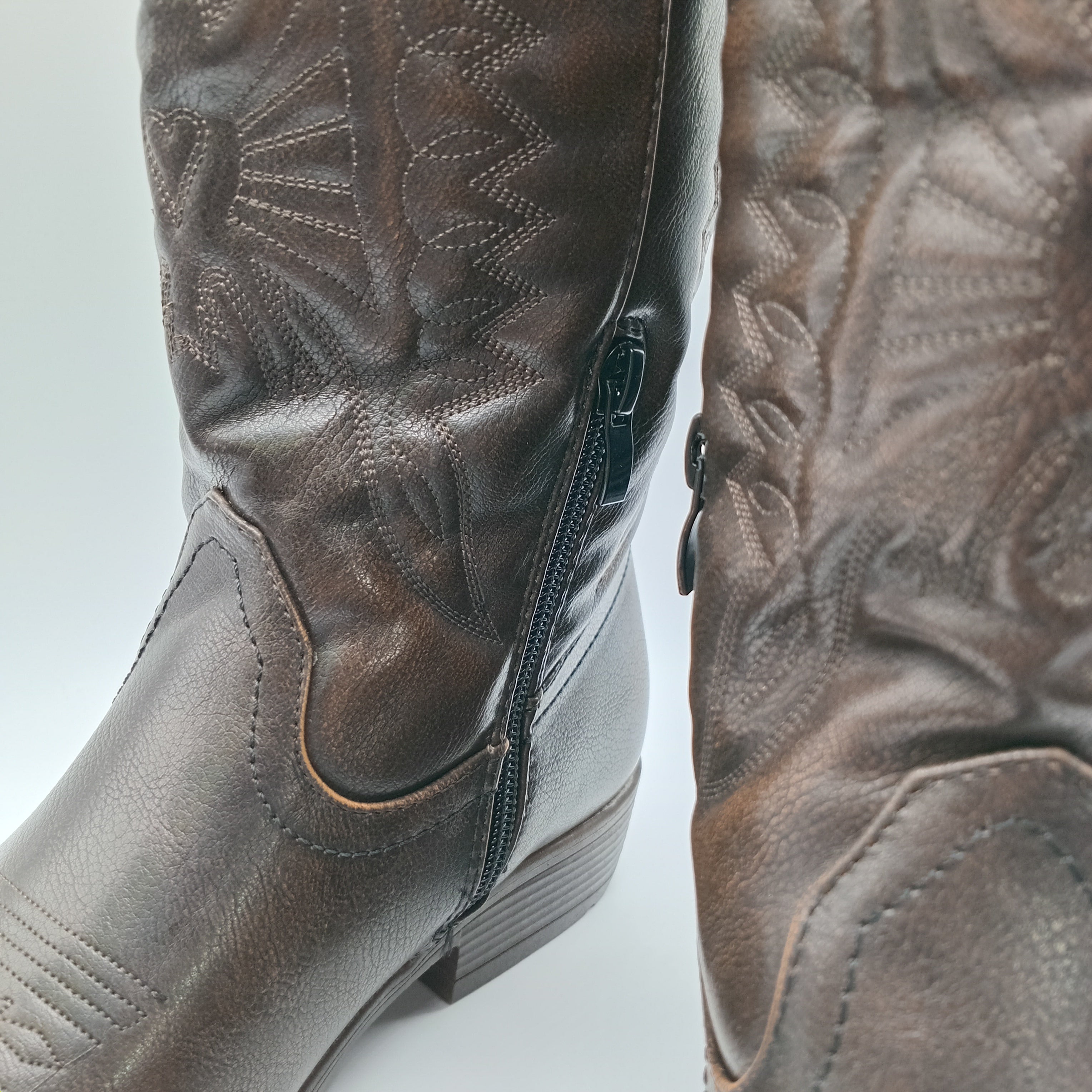 BOTA COWGIRL IDEAL SHOES CASTANHO ESCURO ECO PELE BORDADO BICUDO