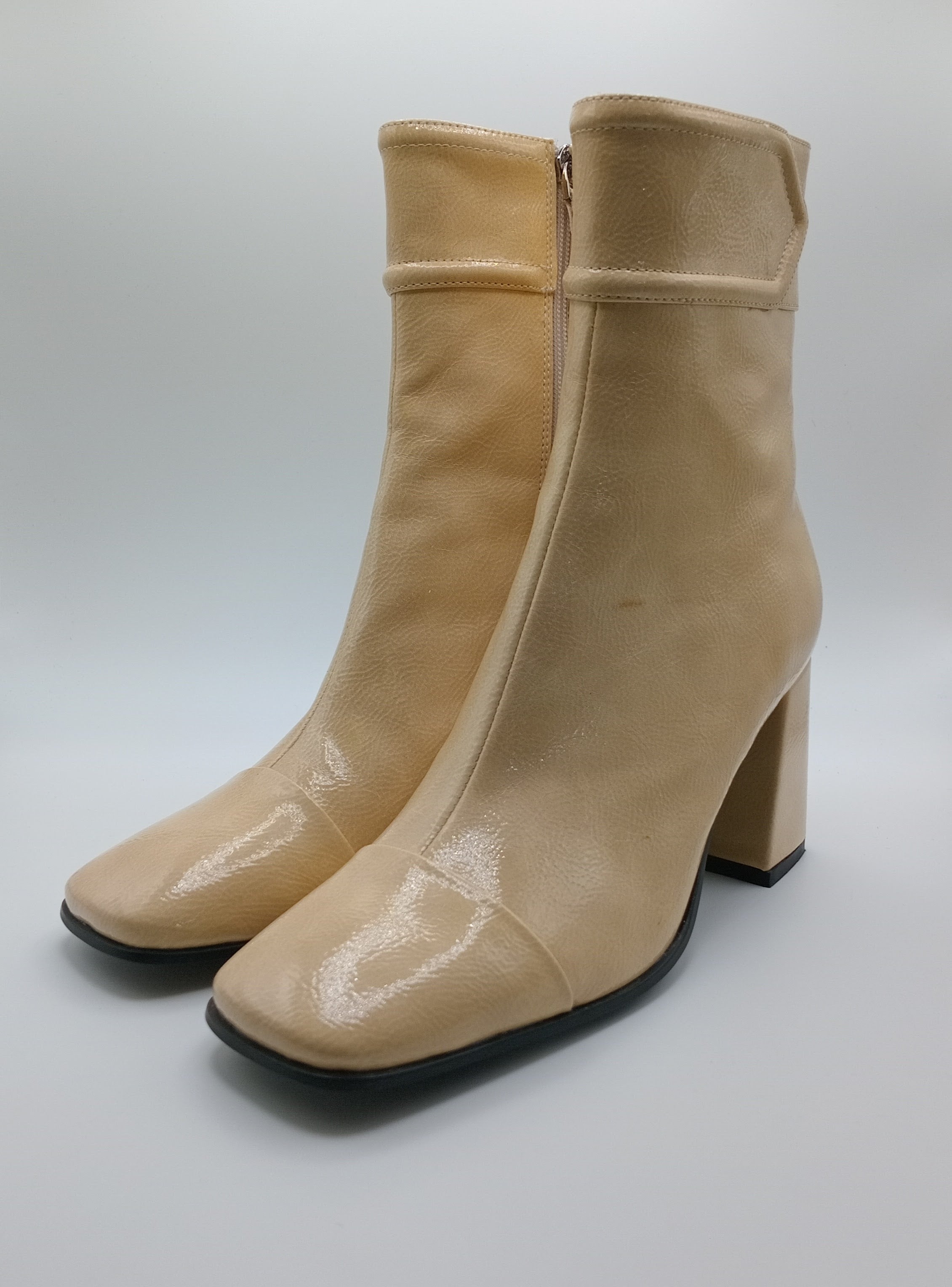 BOTA QUADRADA BIBI LOU BEGE COURO VERNIZ ZIPER