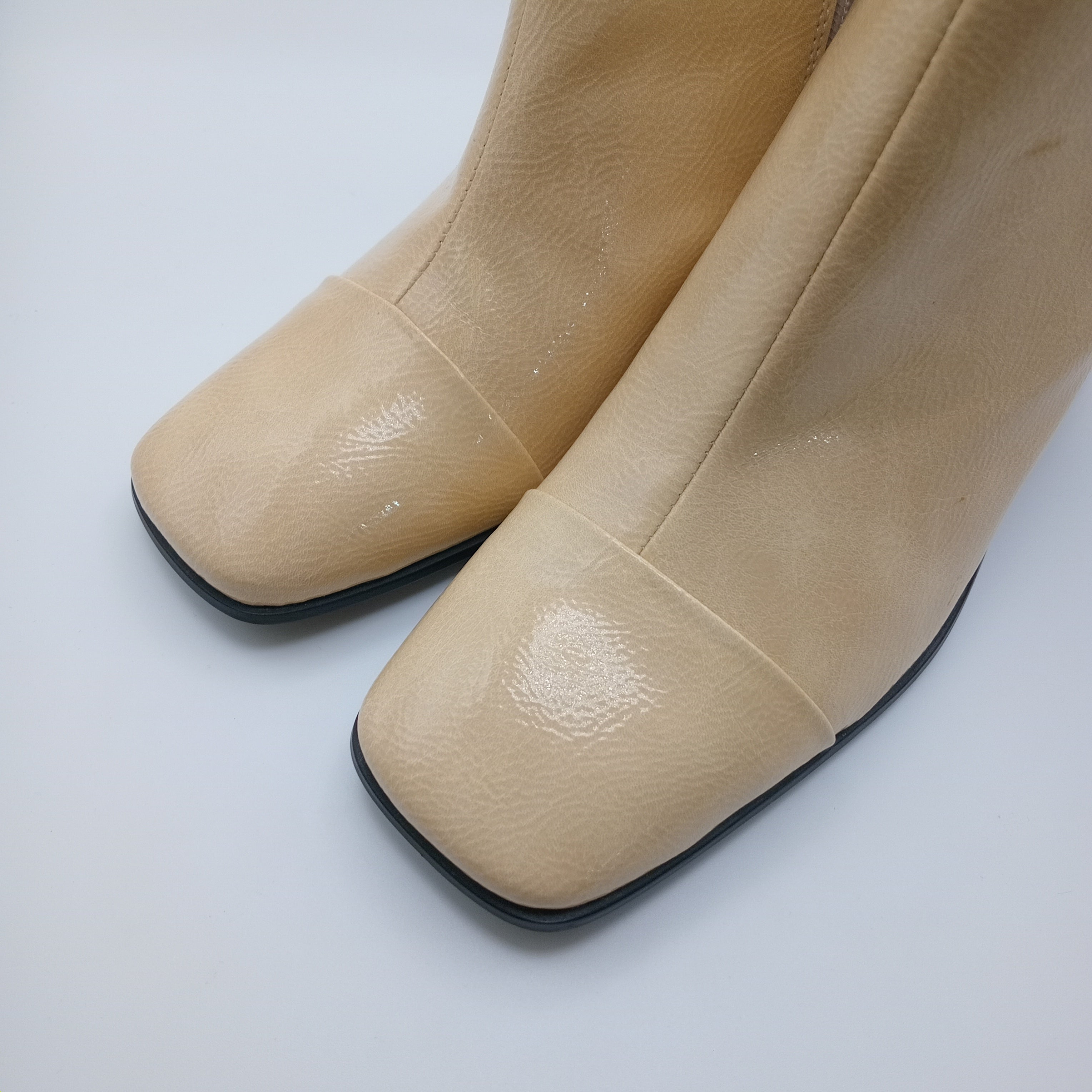 BOTA QUADRADA BIBI LOU BEGE COURO VERNIZ ZIPER