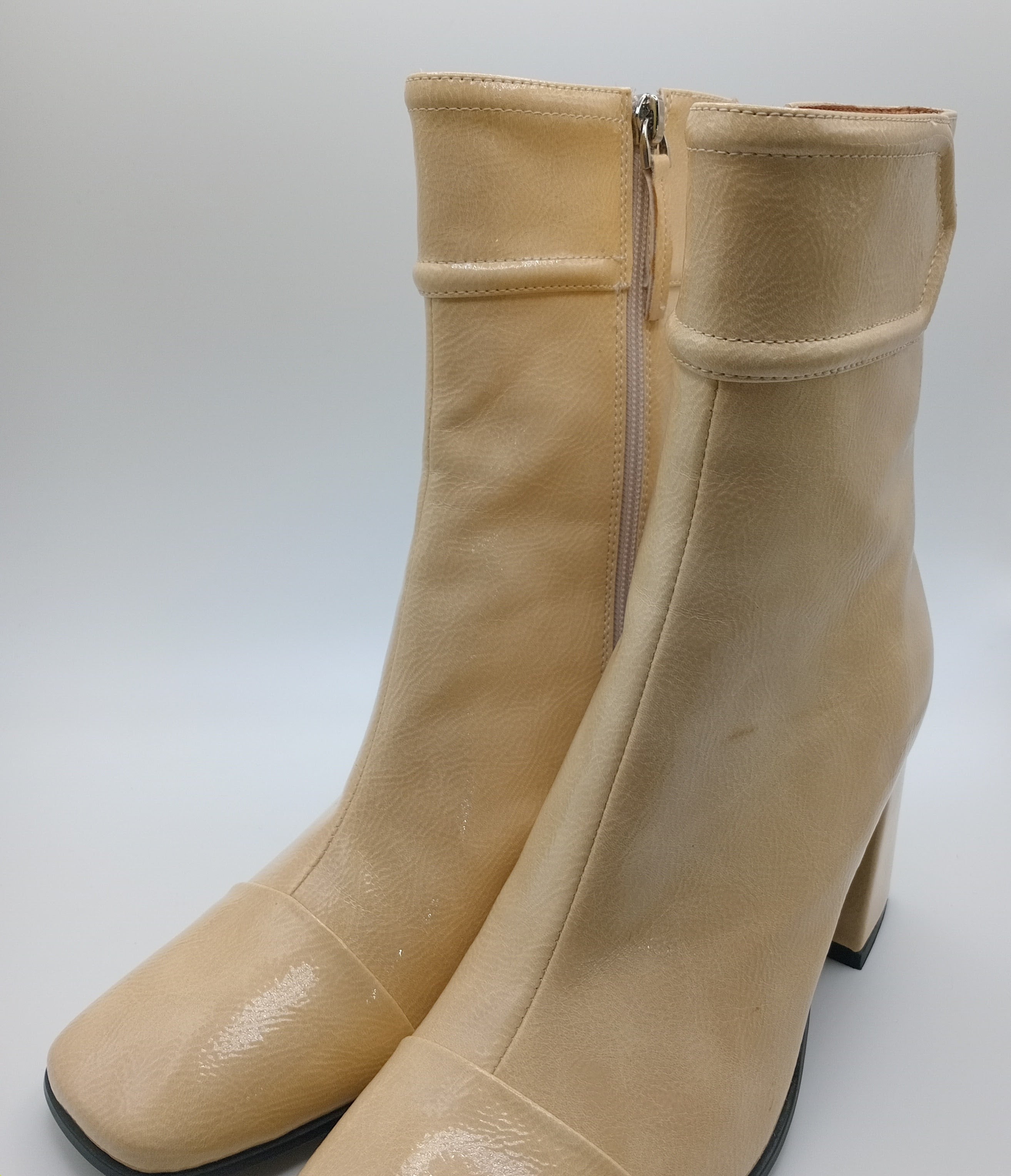 BOTA QUADRADA BIBI LOU BEGE COURO VERNIZ ZIPER