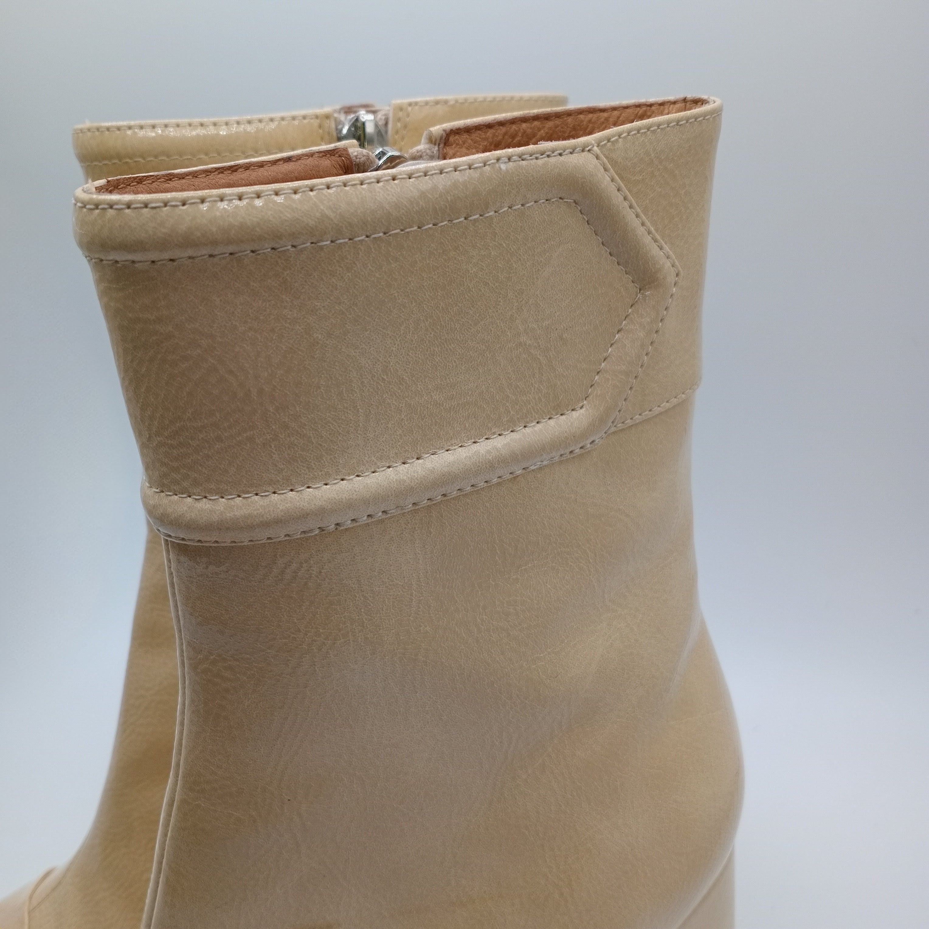 BOTA QUADRADA BIBI LOU BEGE COURO VERNIZ ZIPER