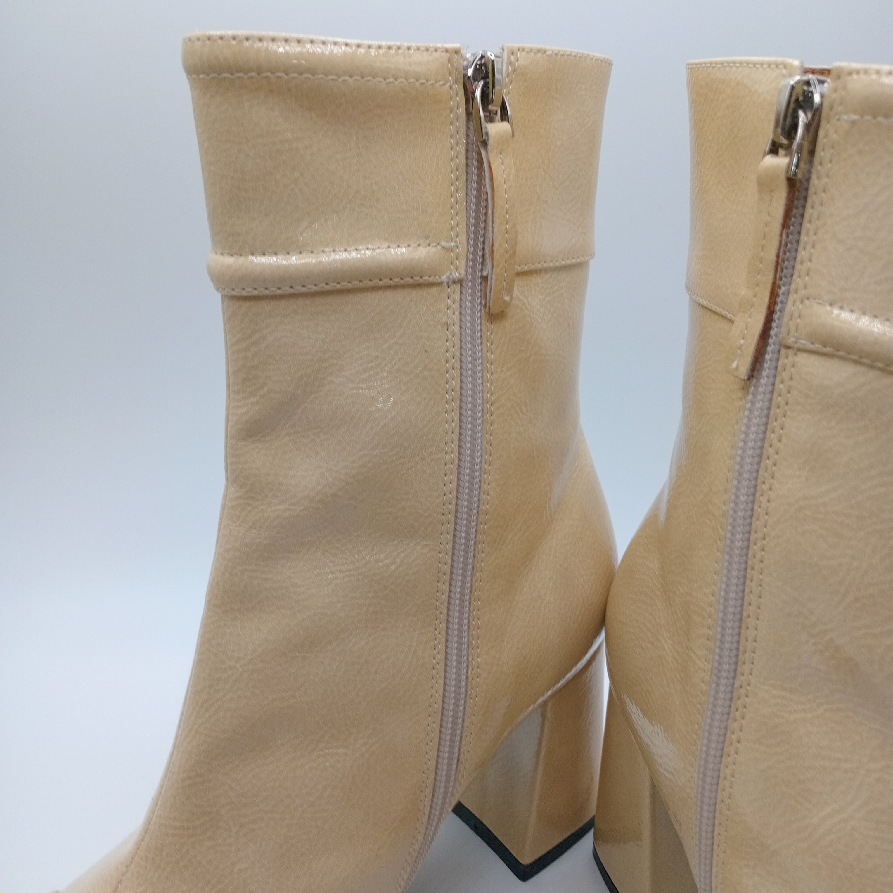 BOTA QUADRADA BIBI LOU BEGE COURO VERNIZ ZIPER