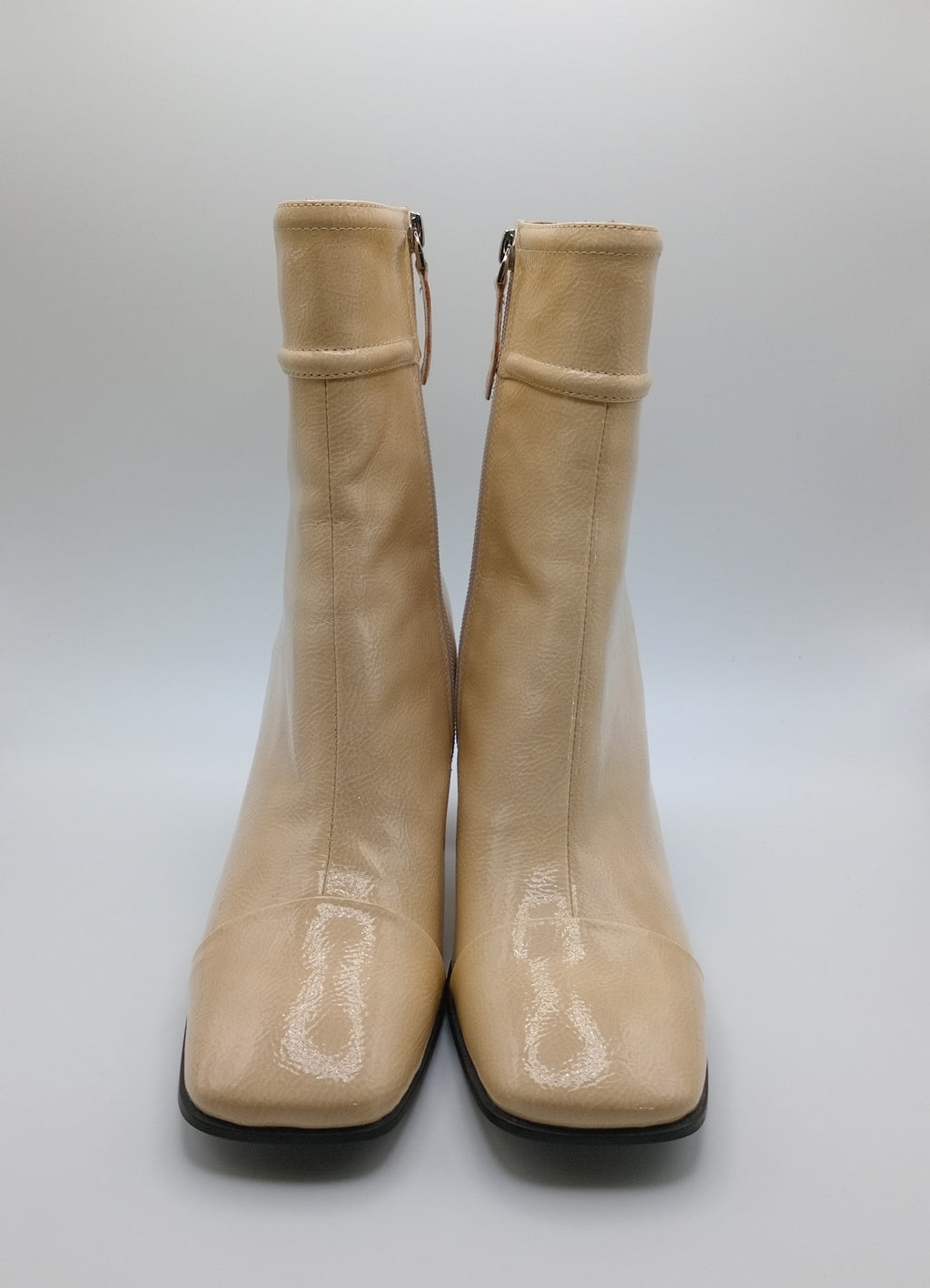 BOTA QUADRADA BIBI LOU BEGE COURO VERNIZ ZIPER