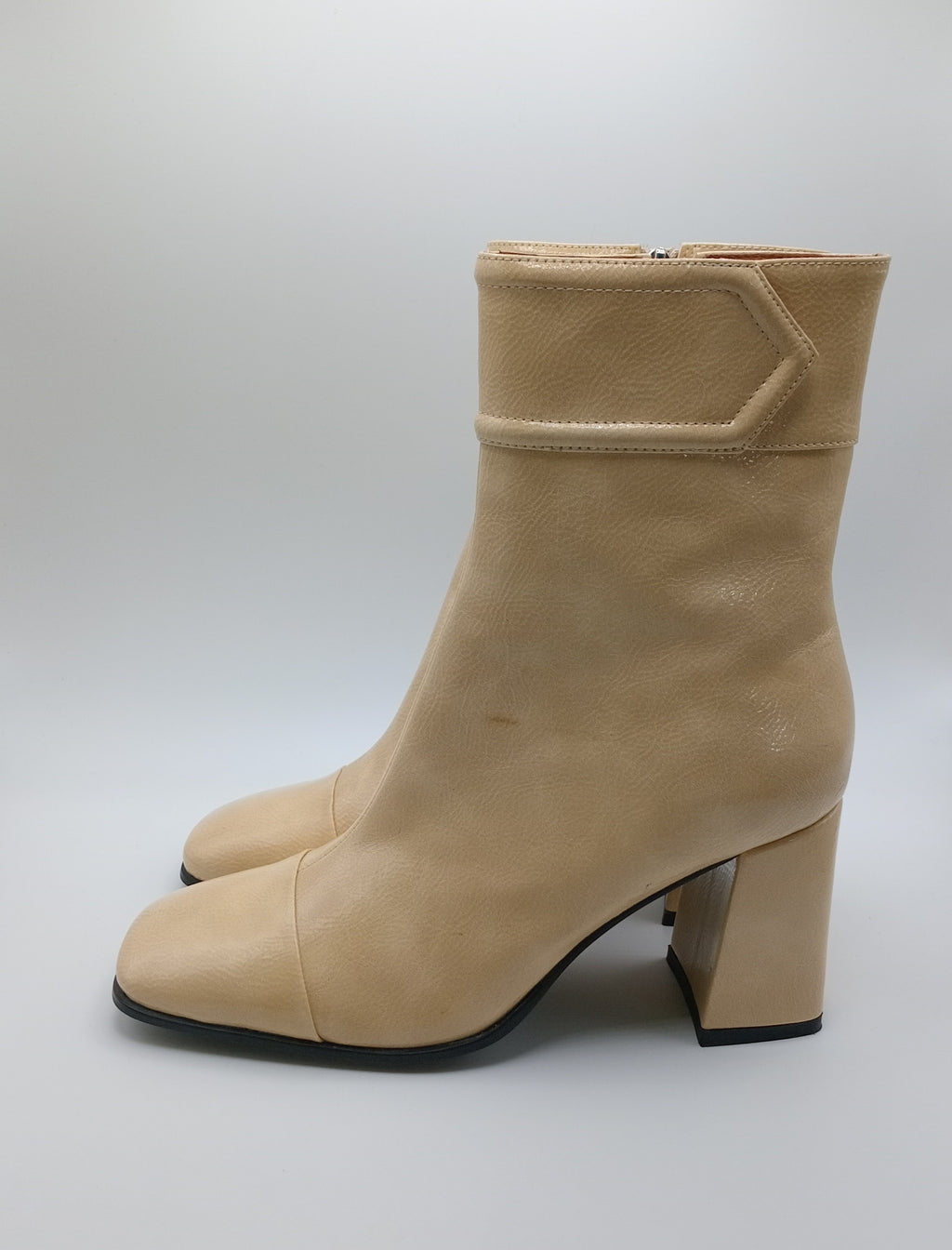 BOTA QUADRADA BIBI LOU BEGE COURO VERNIZ ZIPER