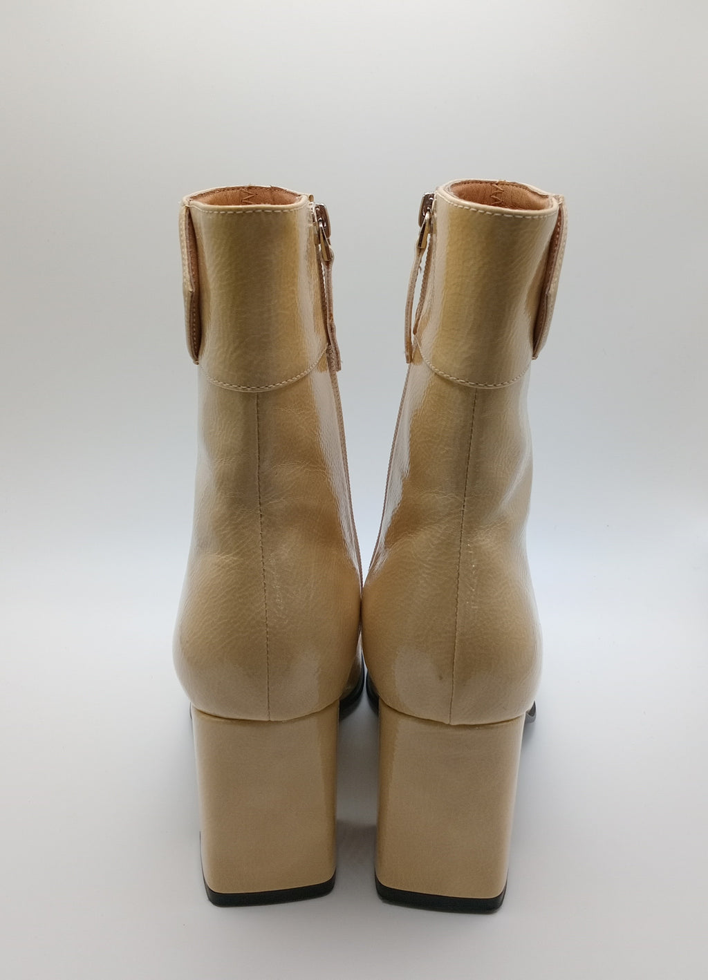 BOTA QUADRADA BIBI LOU BEGE COURO VERNIZ ZIPER
