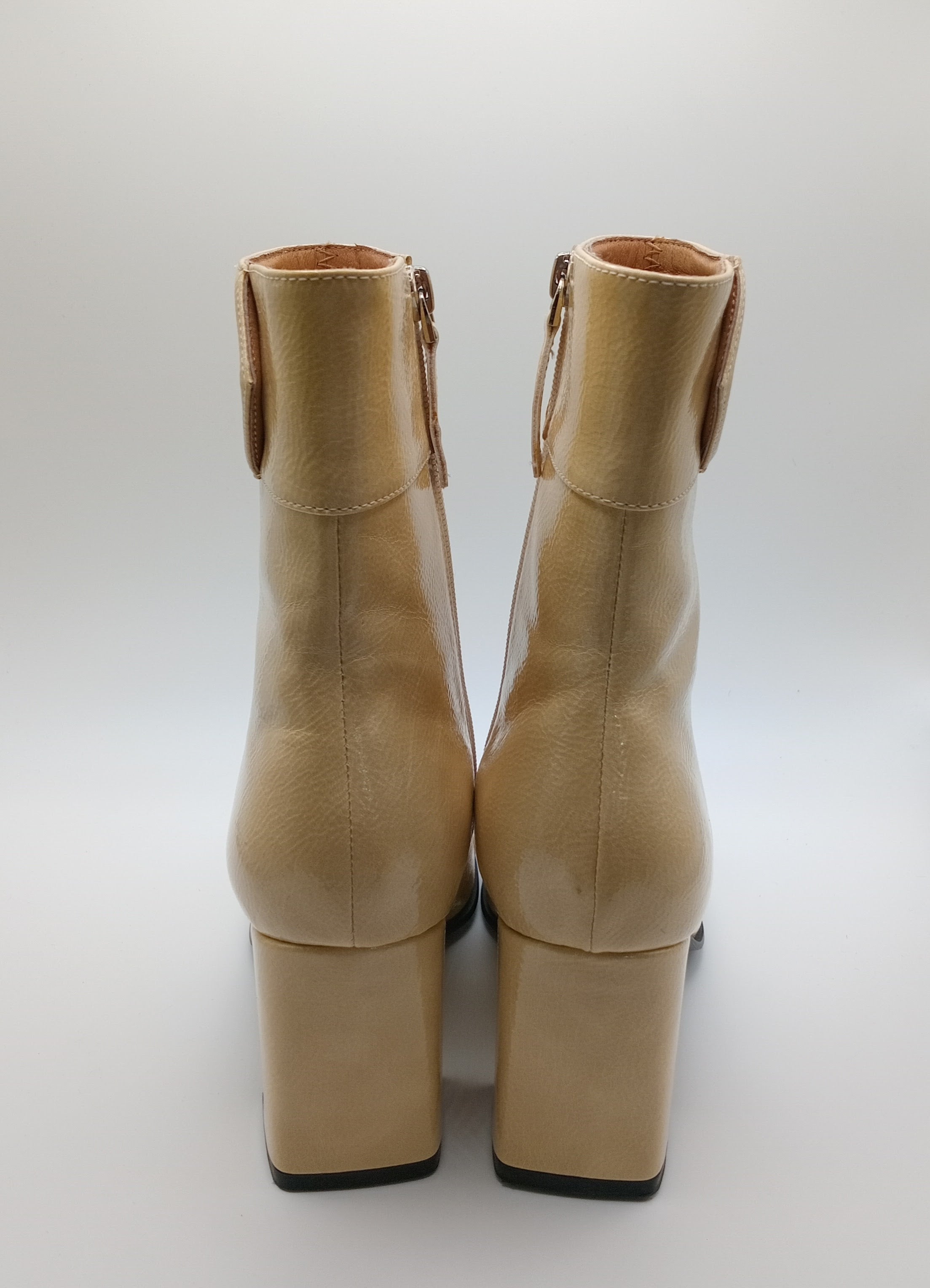 BOTA QUADRADA BIBI LOU BEGE COURO VERNIZ ZIPER