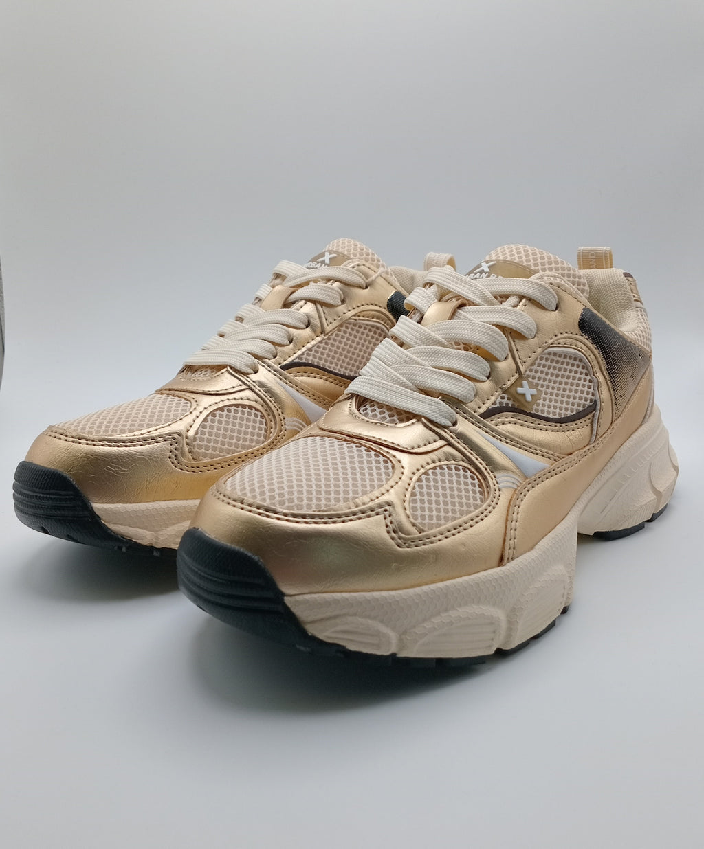 TÊNIS XTI DOURADO TECIDO SPORT