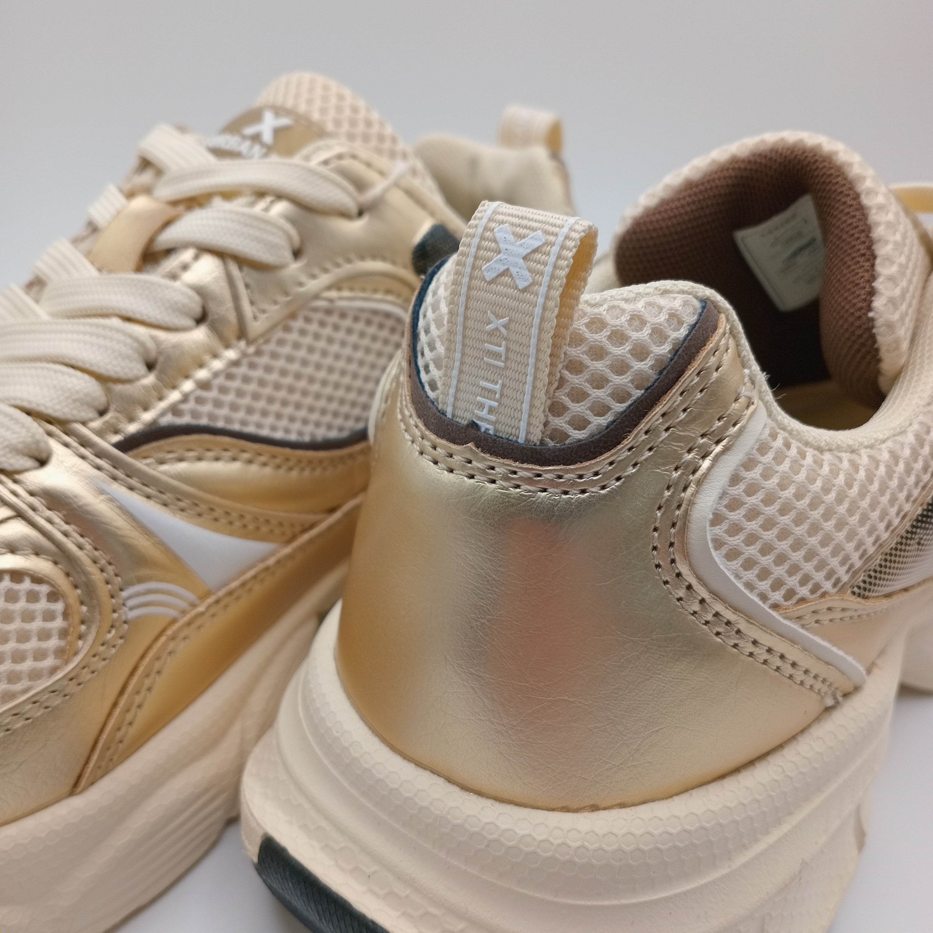 TÊNIS XTI DOURADO TECIDO SPORT