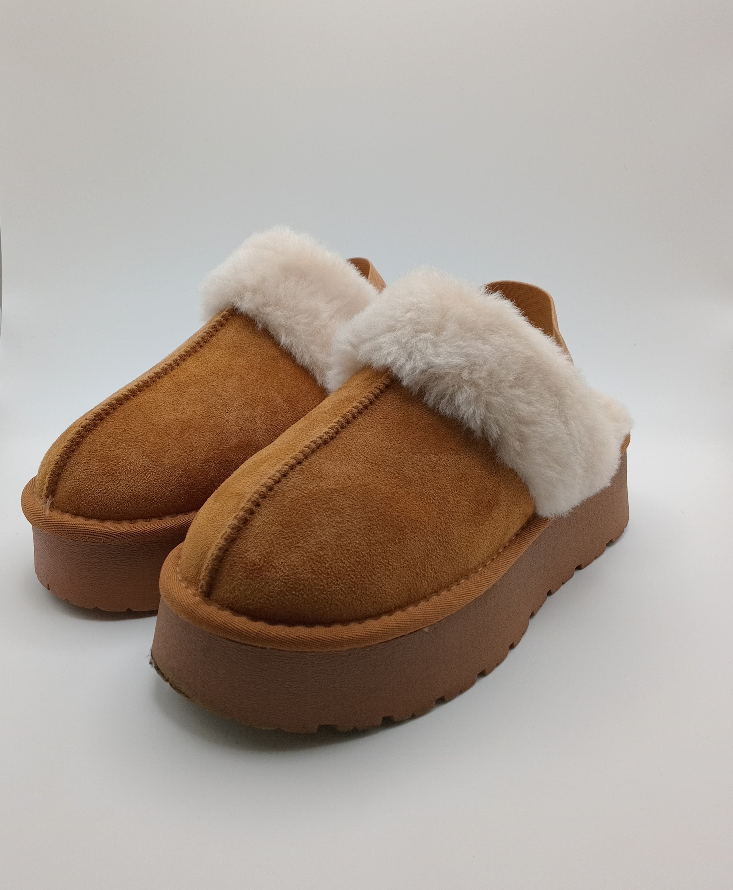 SOCAS PANTUFAS XTI CASTANHO E BRANCO PELOS CAMURÇA TIRAS