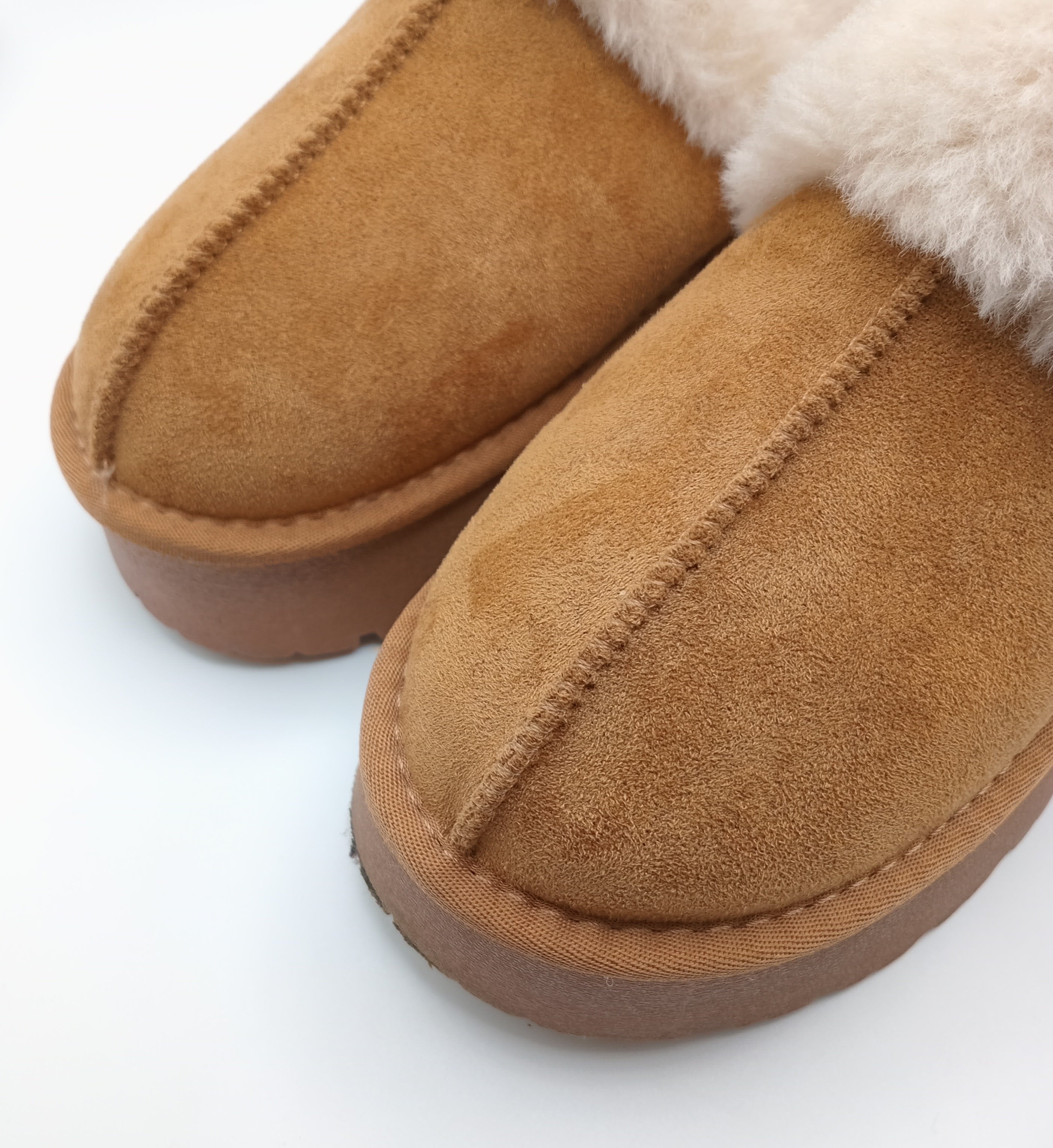 SOCAS PANTUFAS XTI CASTANHO E BRANCO PELOS CAMURÇA TIRAS