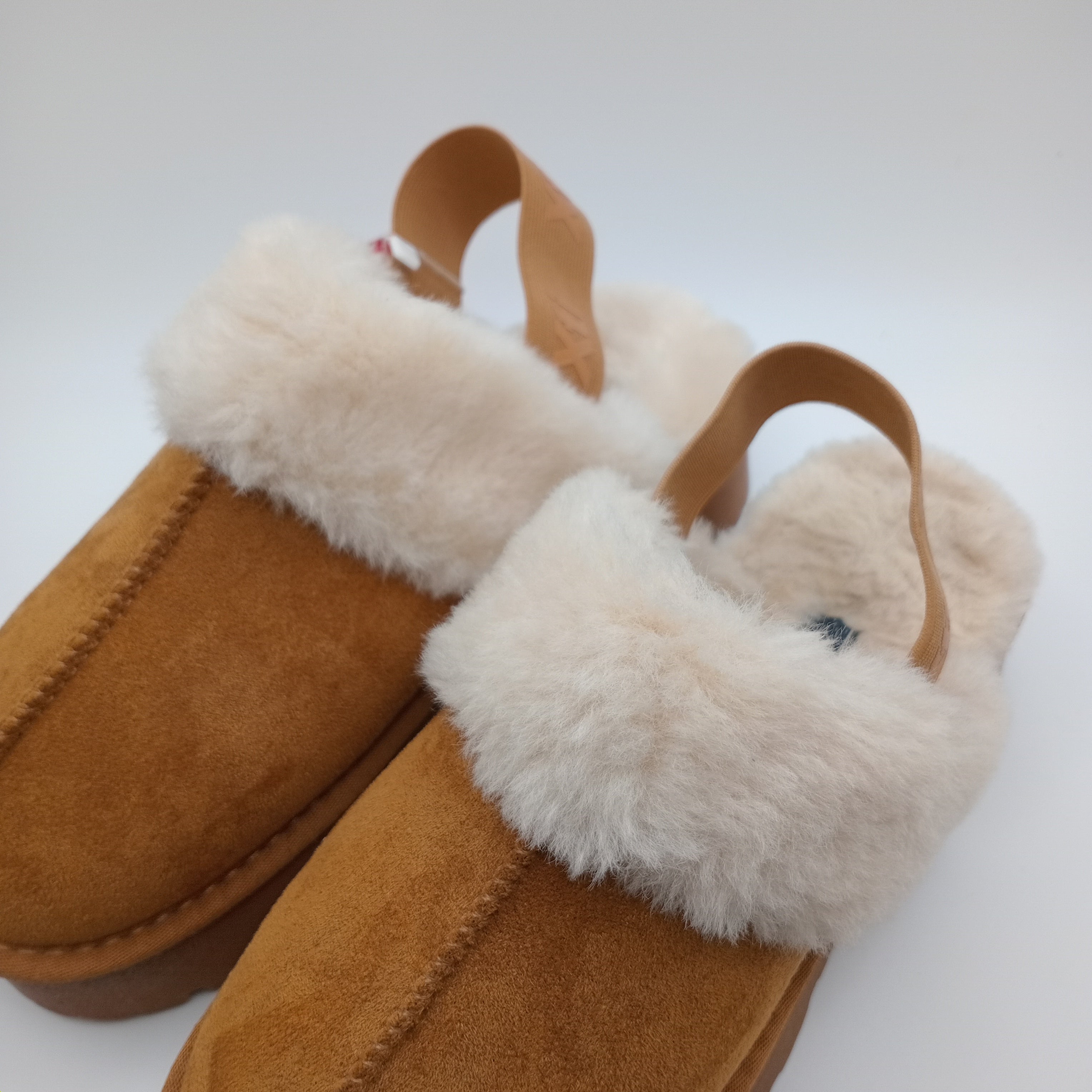 SOCAS PANTUFAS XTI CASTANHO E BRANCO PELOS CAMURÇA TIRAS