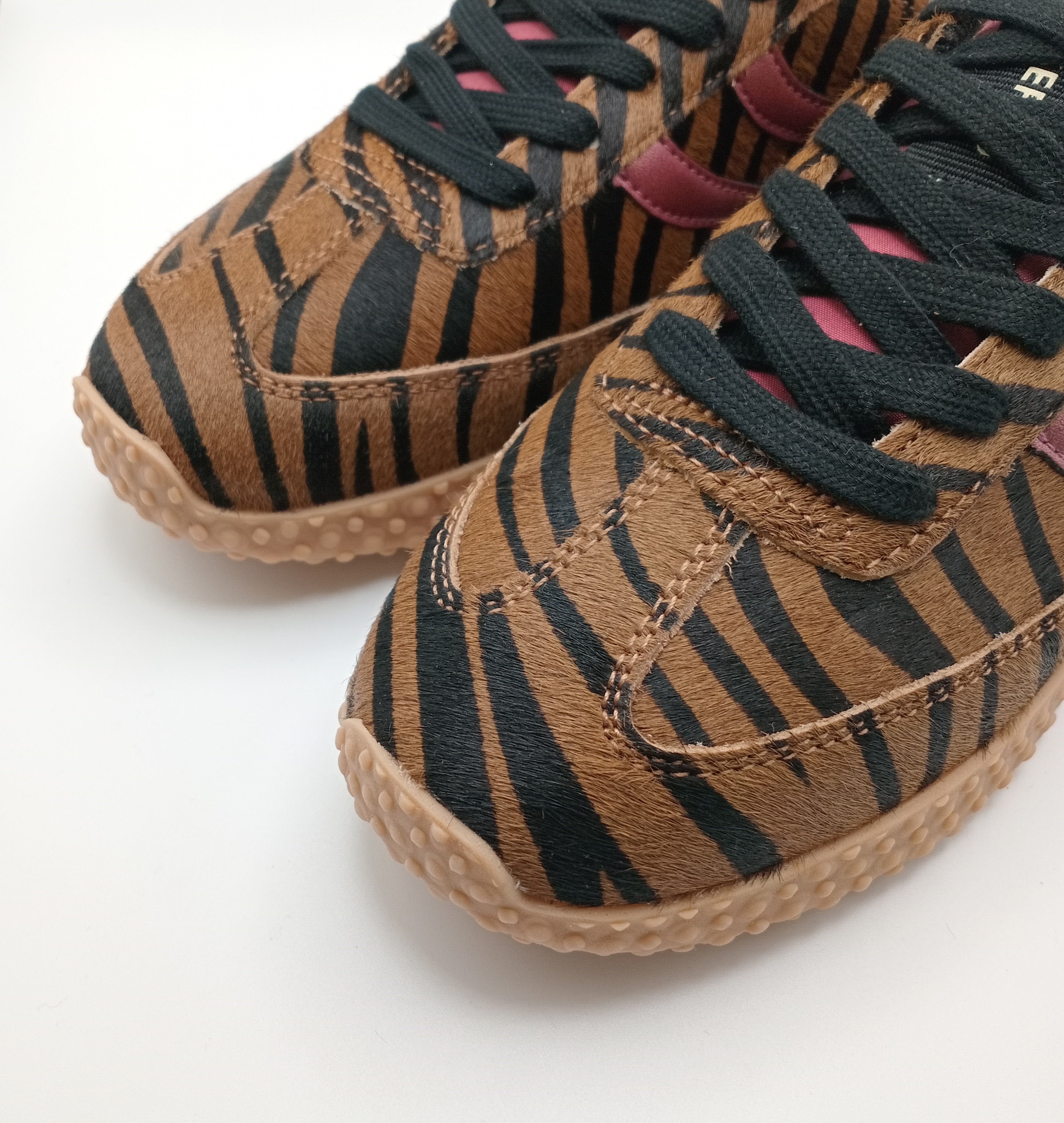 Ténis Femininos Gioseppo com Padrão Zebra Castanho e Detalhes Bordô, Sapatilhas Retro Runner com Sola de Goma Antiderrapante, Calçado Casual de Luxo