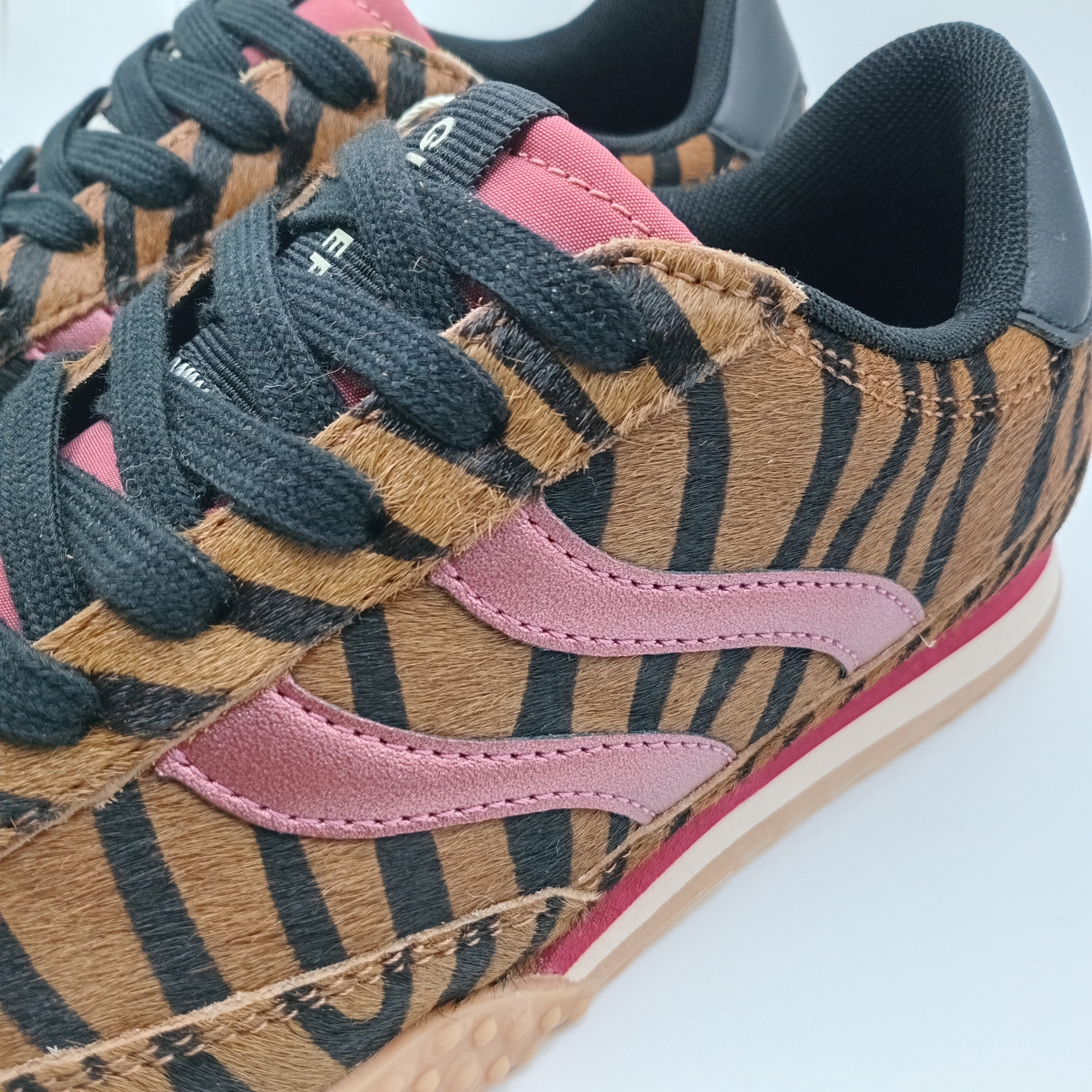 Ténis Femininos Gioseppo com Padrão Zebra Castanho e Detalhes Bordô, Sapatilhas Retro Runner com Sola de Goma Antiderrapante, Calçado Casual de Luxo