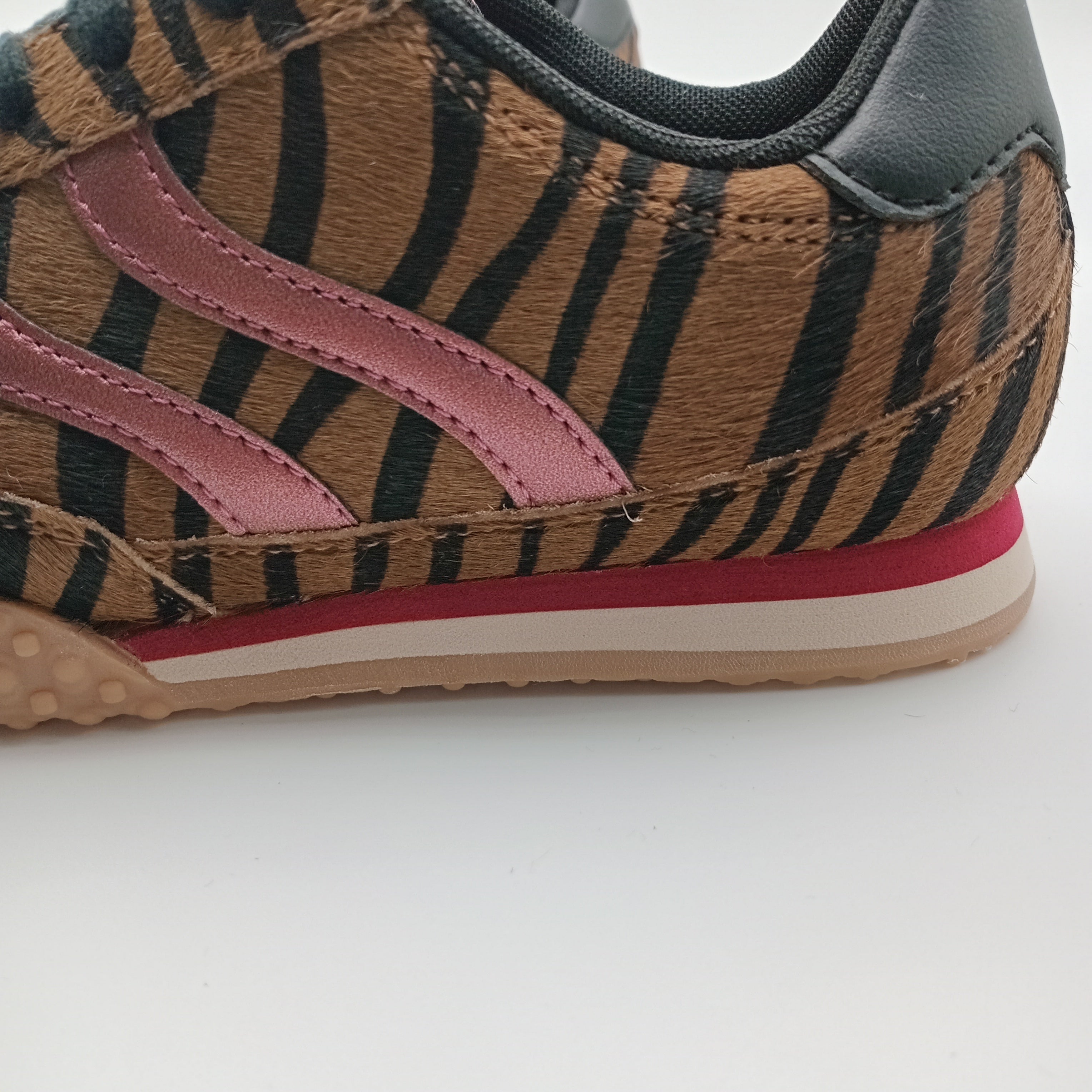 Ténis Femininos Gioseppo com Padrão Zebra Castanho e Detalhes Bordô, Sapatilhas Retro Runner com Sola de Goma Antiderrapante, Calçado Casual de Luxo