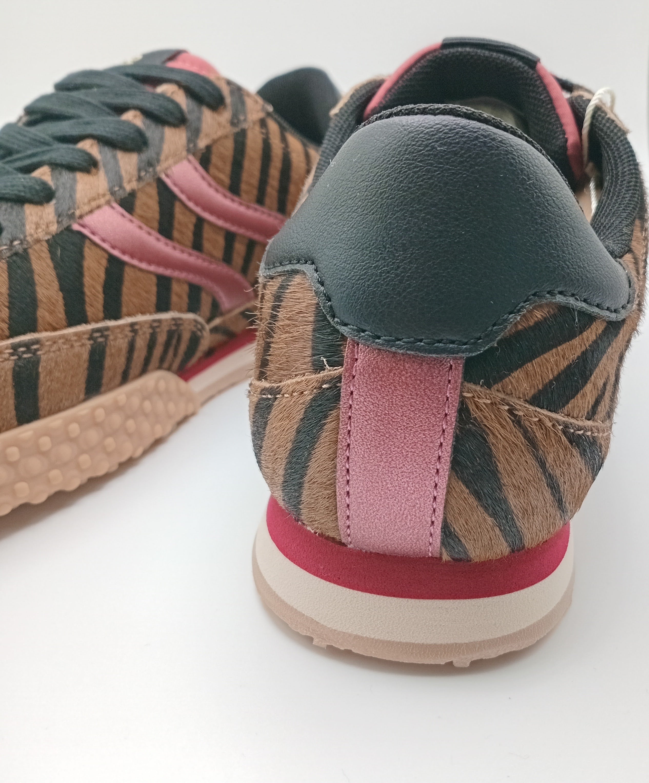 Ténis Femininos Gioseppo com Padrão Zebra Castanho e Detalhes Bordô, Sapatilhas Retro Runner com Sola de Goma Antiderrapante, Calçado Casual de Luxo