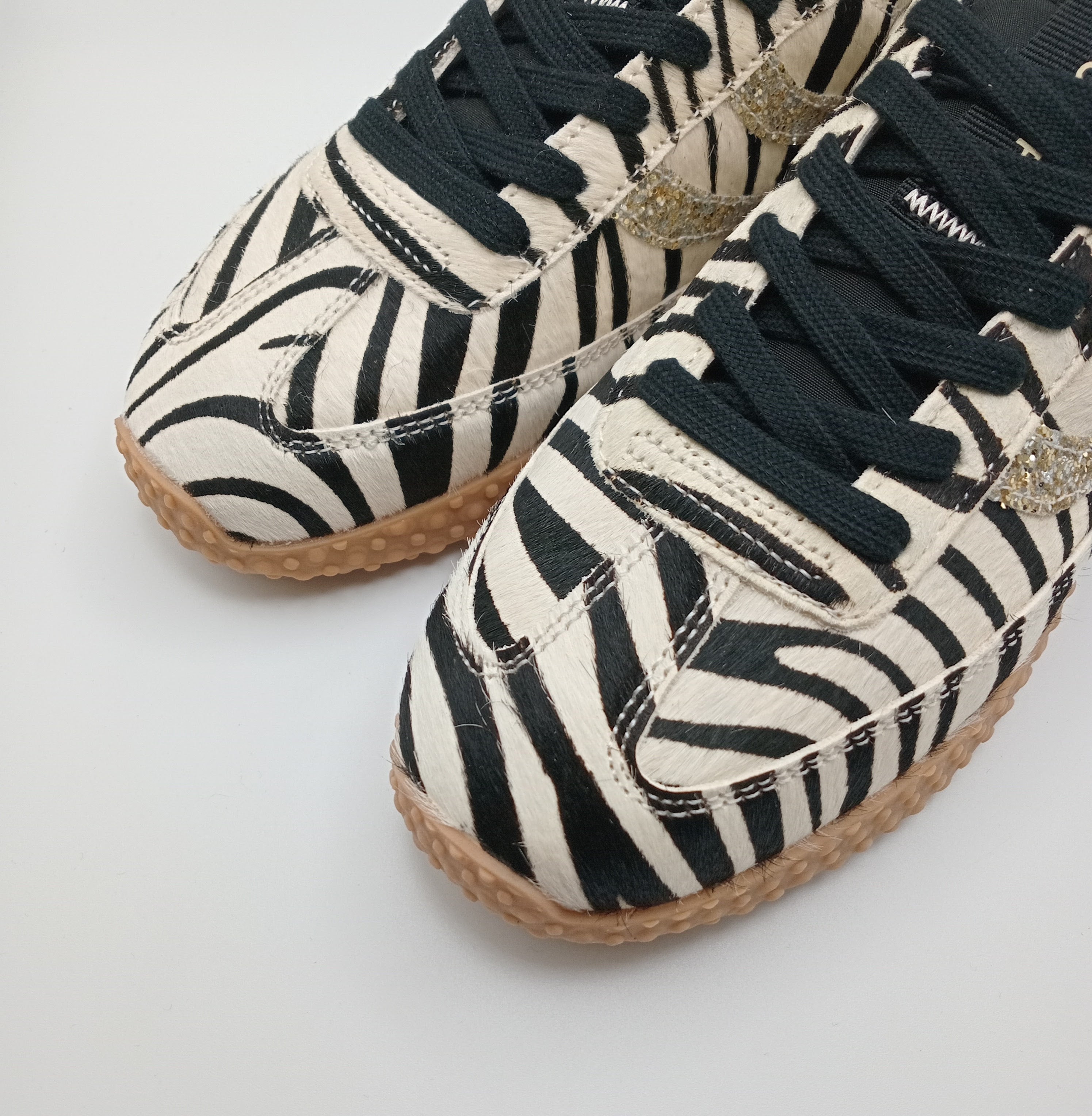 Ténis Femininos Gioseppo Estilo Sapatilhas com Padrão Zebra e Detalhes Rose Gold, Sola de Goma Antiderrapante, Calçado Casual Confortável e Moderno