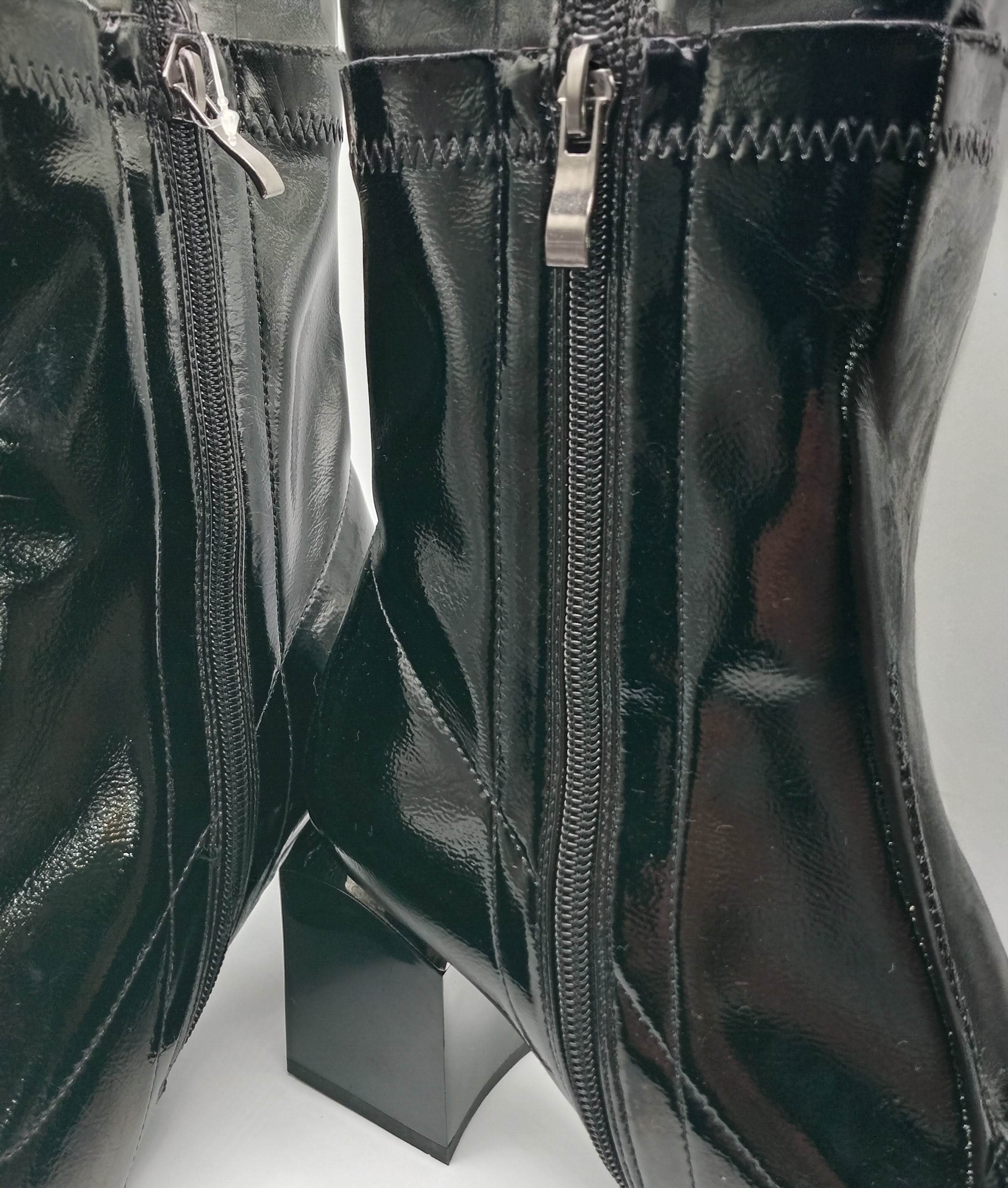 BOTA QUADRADA ROCKAWAY PRETO ECO PELE CORRENTE ZIPER