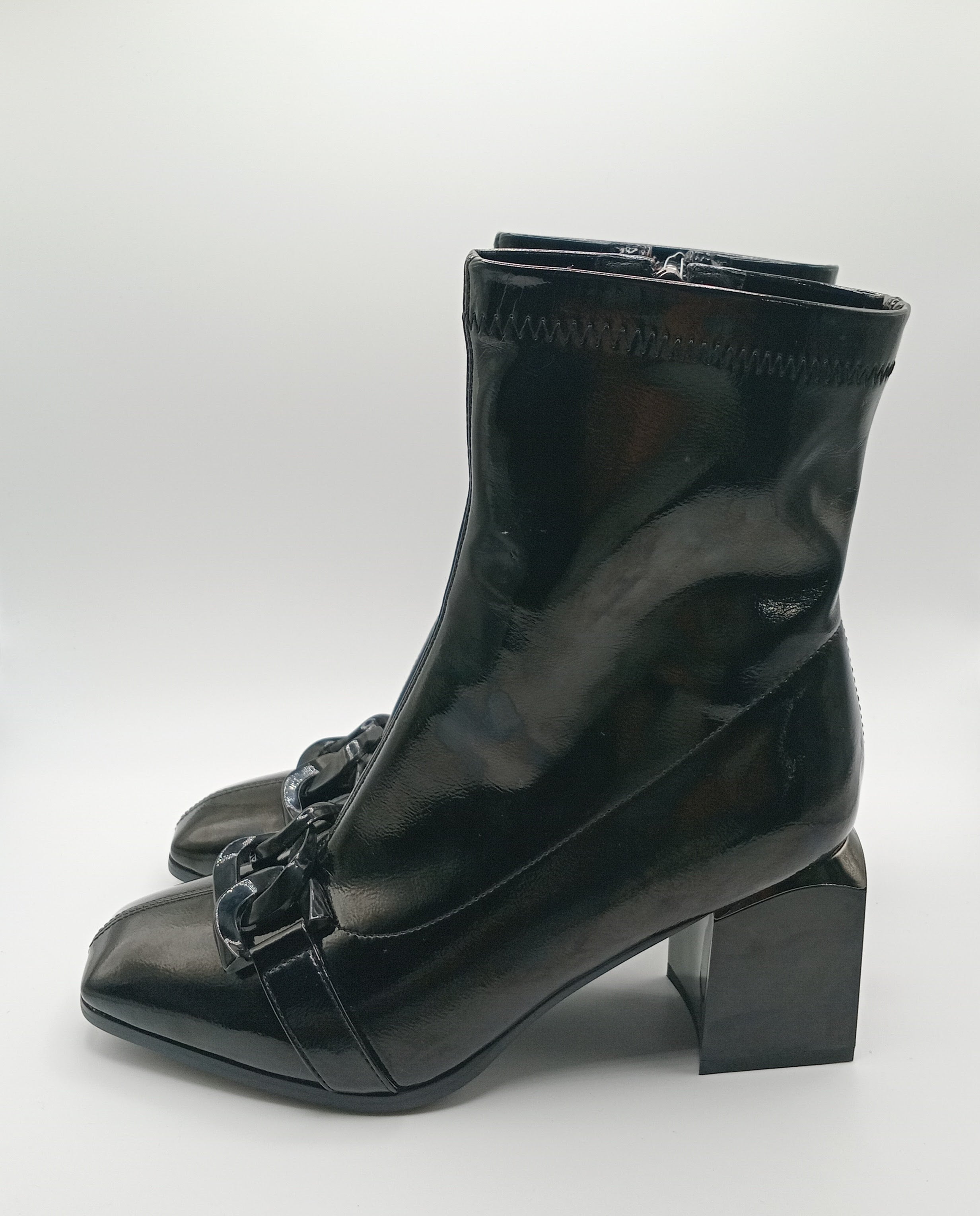 BOTA QUADRADA ROCKAWAY PRETO ECO PELE CORRENTE ZIPER