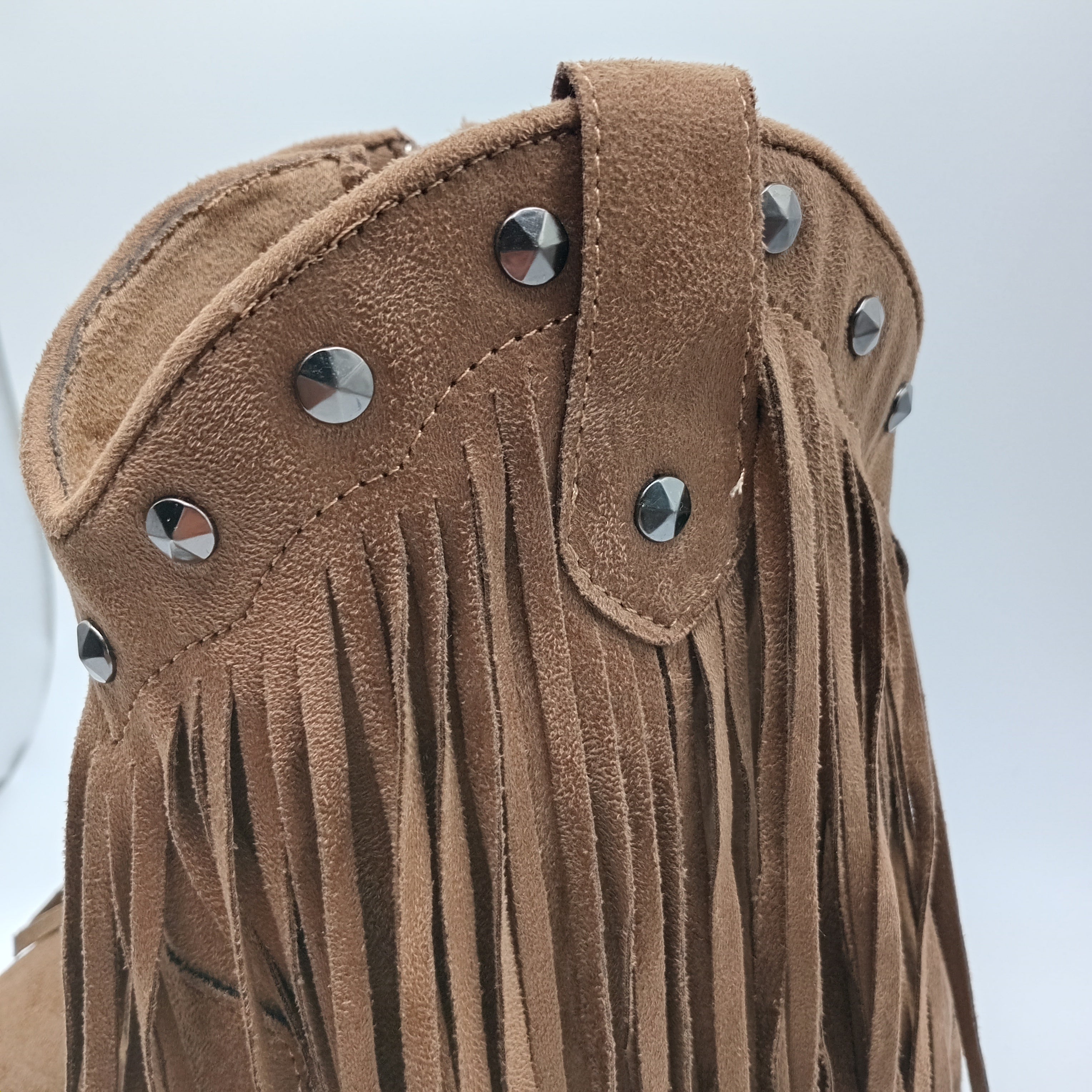 BOTA COWGIRL CORINA CASTANHO CAMURÇA FRANJA TAXAS BICUDO ZIPER