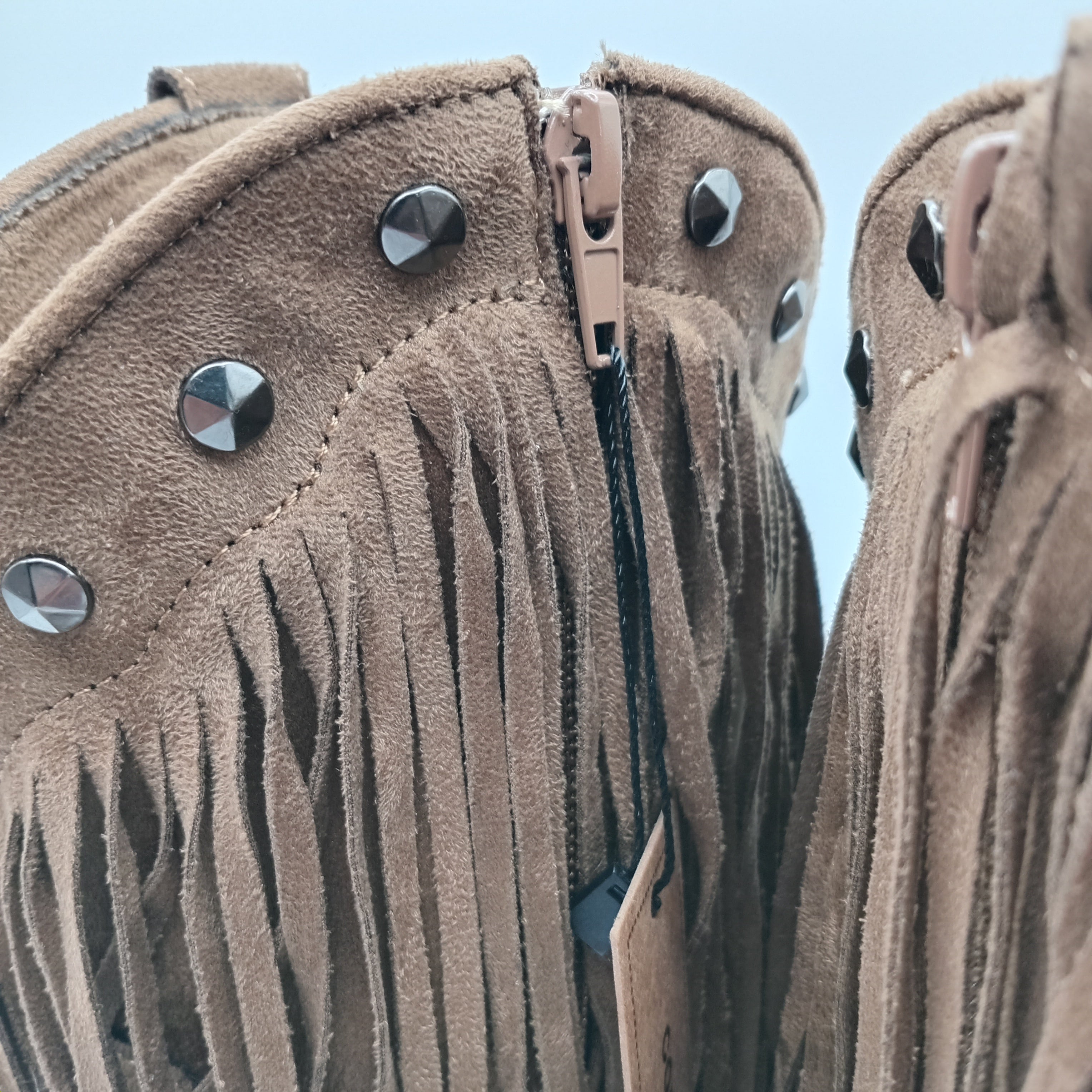 BOTA COWGIRL CORINA CASTANHO CAMURÇA FRANJA TAXAS BICUDO ZIPER