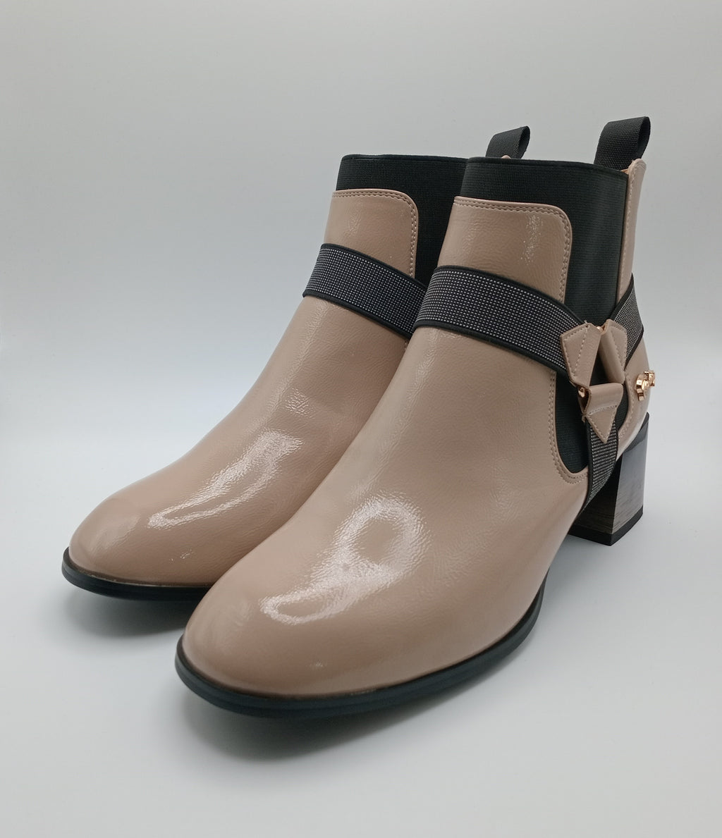 Botins Femininos Rockaway Nude em Pele Envernizada, Ankle Boot Estilo Chelsea com Salto Bloco Geométrico e Fivela Moderna, Botas de Cano Curto Elegantes