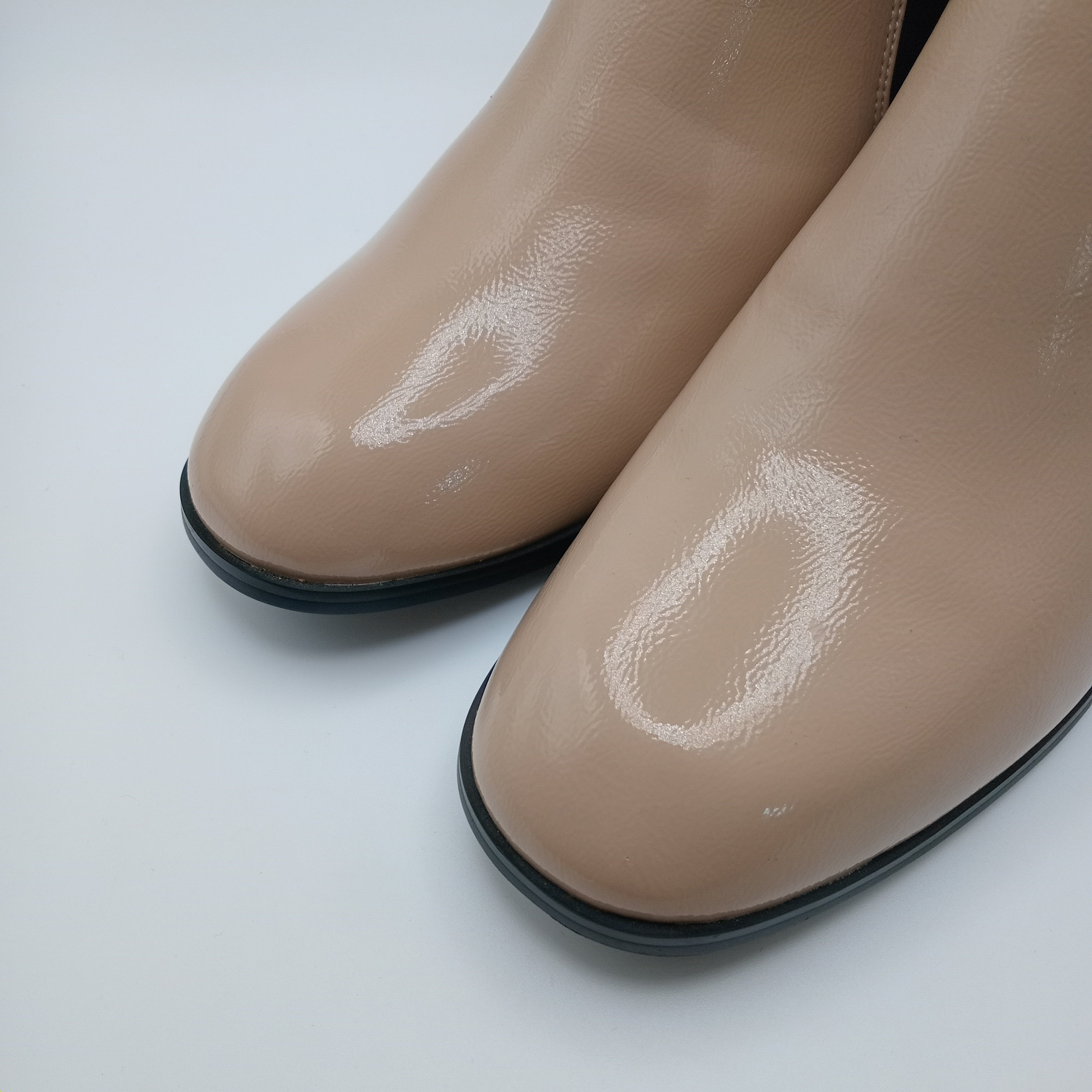 Botins Femininos Rockaway Nude em Pele Envernizada, Ankle Boot Estilo Chelsea com Salto Bloco Geométrico e Fivela Moderna, Botas de Cano Curto Elegantes
