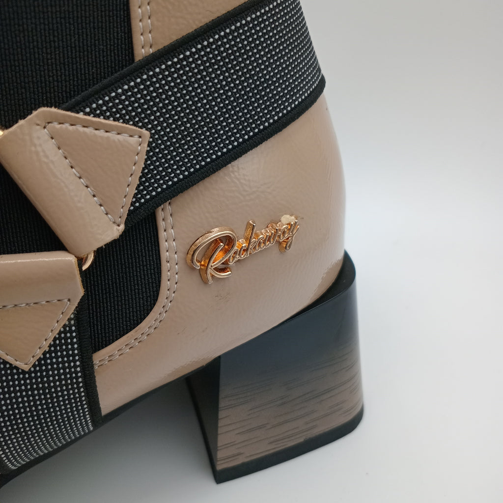 Botins Femininos Rockaway Nude em Pele Envernizada, Ankle Boot Estilo Chelsea com Salto Bloco Geométrico e Fivela Moderna, Botas de Cano Curto Elegantes