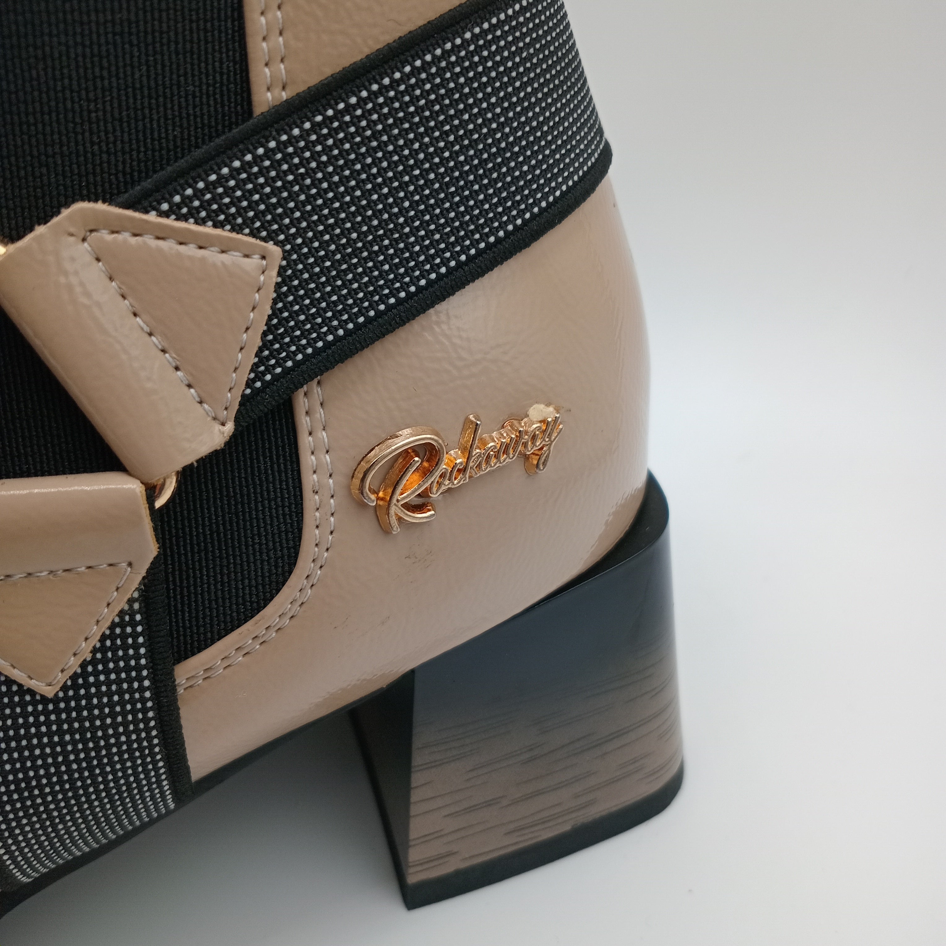 Botins Femininos Rockaway Nude em Pele Envernizada, Ankle Boot Estilo Chelsea com Salto Bloco Geométrico e Fivela Moderna, Botas de Cano Curto Elegantes