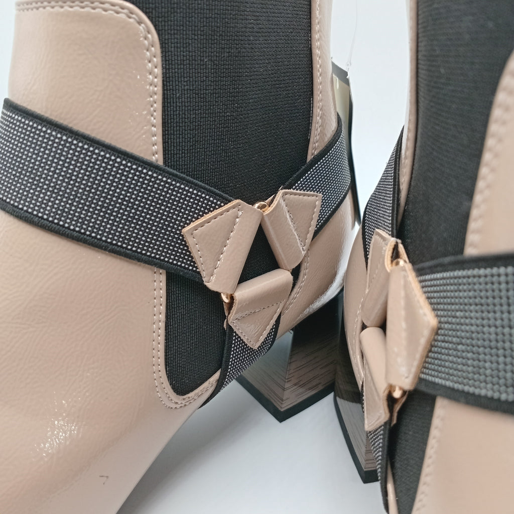Botins Femininos Rockaway Nude em Pele Envernizada, Ankle Boot Estilo Chelsea com Salto Bloco Geométrico e Fivela Moderna, Botas de Cano Curto Elegantes