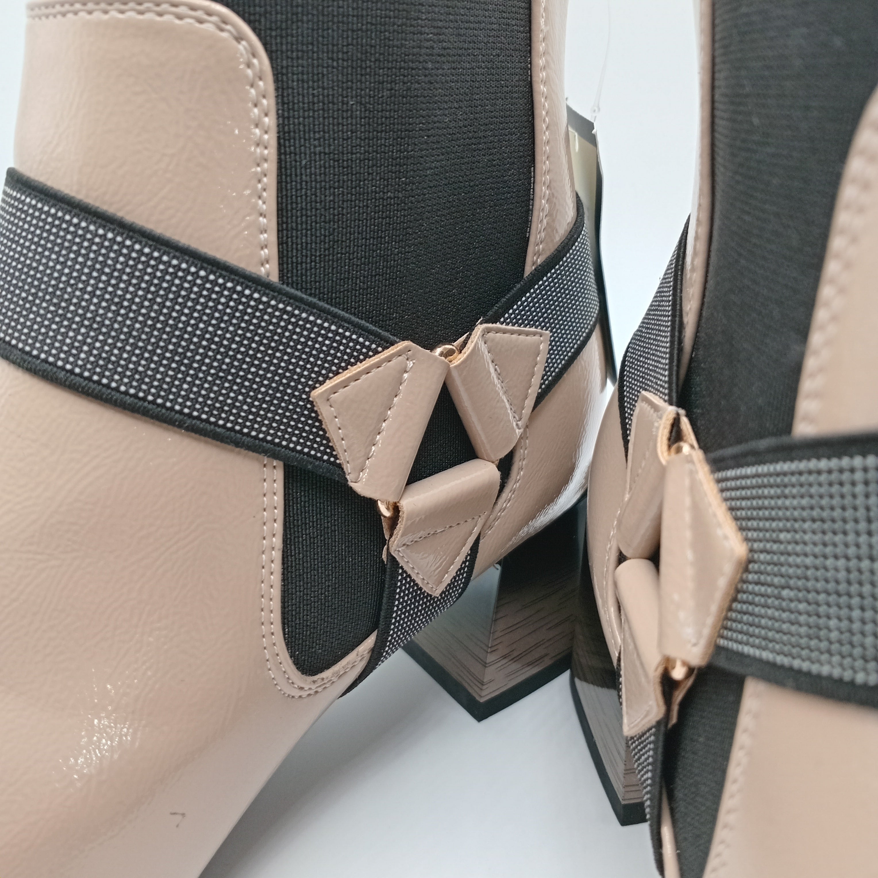 Botins Femininos Rockaway Nude em Pele Envernizada, Ankle Boot Estilo Chelsea com Salto Bloco Geométrico e Fivela Moderna, Botas de Cano Curto Elegantes