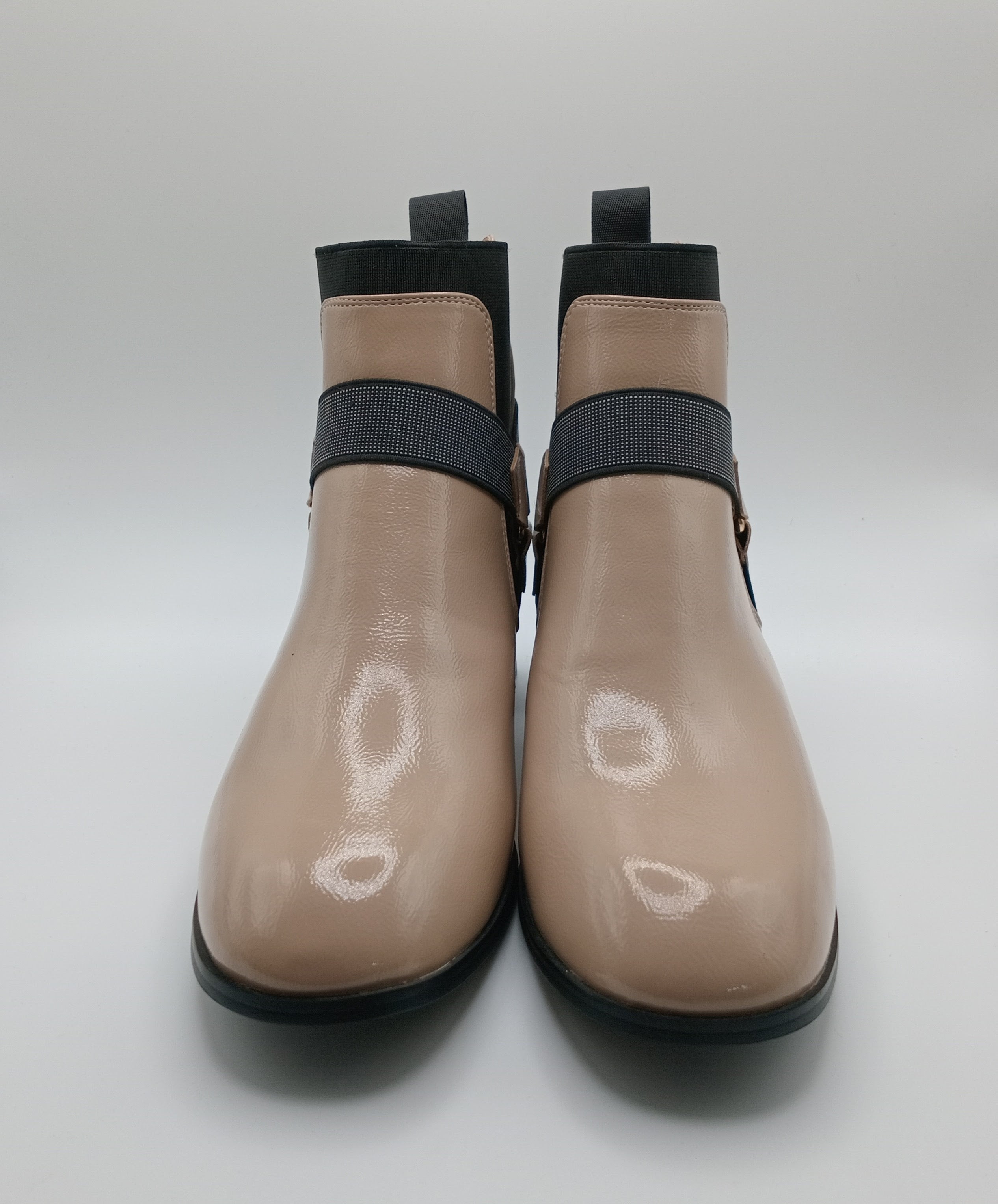 Botins Femininos Rockaway Nude em Pele Envernizada, Ankle Boot Estilo Chelsea com Salto Bloco Geométrico e Fivela Moderna, Botas de Cano Curto Elegantes