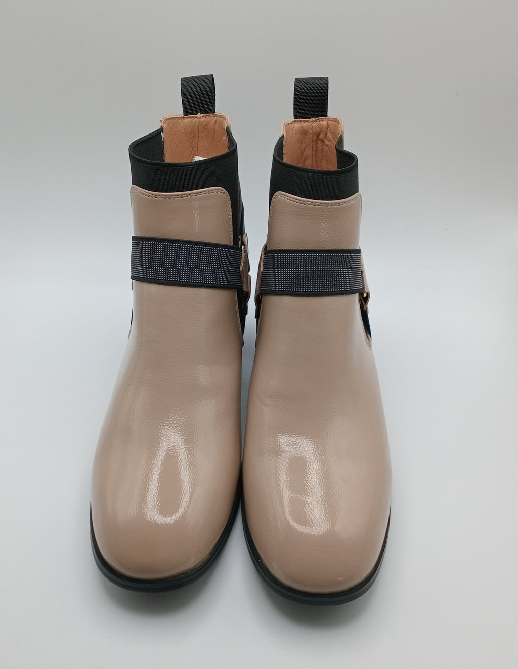Botins Femininos Rockaway Nude em Pele Envernizada, Ankle Boot Estilo Chelsea com Salto Bloco Geométrico e Fivela Moderna, Botas de Cano Curto Elegantes