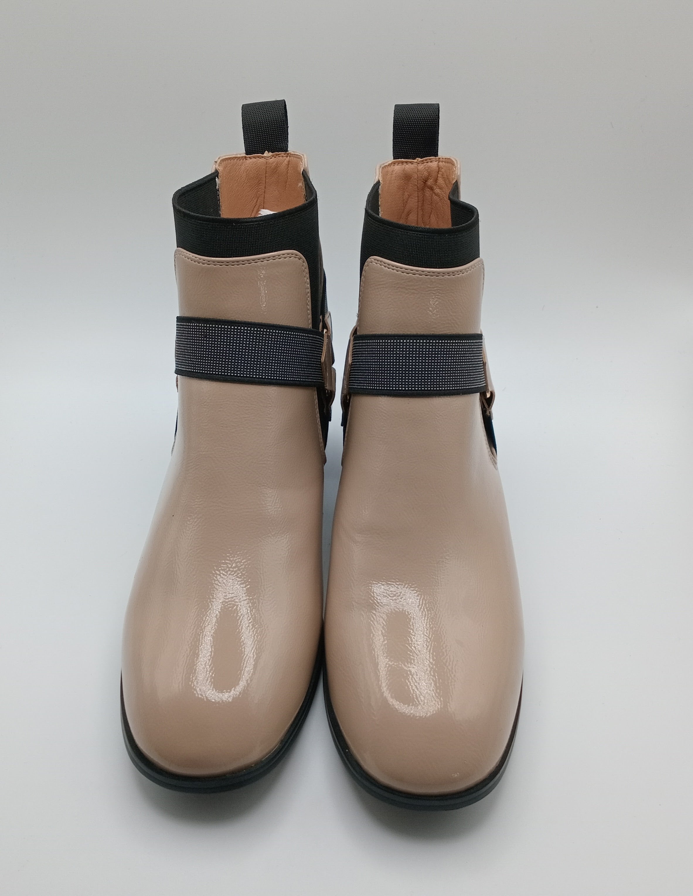 Botins Femininos Rockaway Nude em Pele Envernizada, Ankle Boot Estilo Chelsea com Salto Bloco Geométrico e Fivela Moderna, Botas de Cano Curto Elegantes