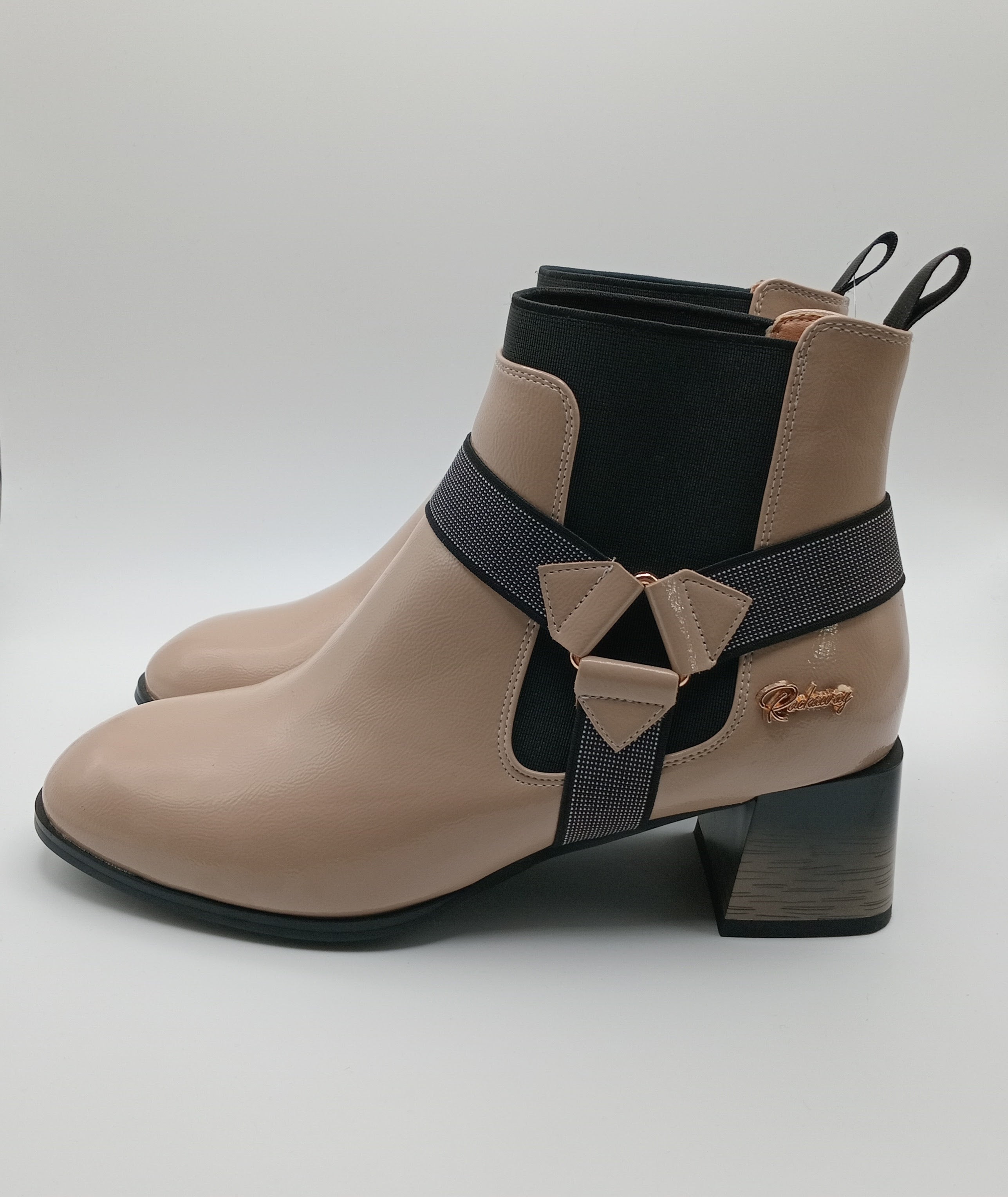 Botins Femininos Rockaway Nude em Pele Envernizada, Ankle Boot Estilo Chelsea com Salto Bloco Geométrico e Fivela Moderna, Botas de Cano Curto Elegantes
