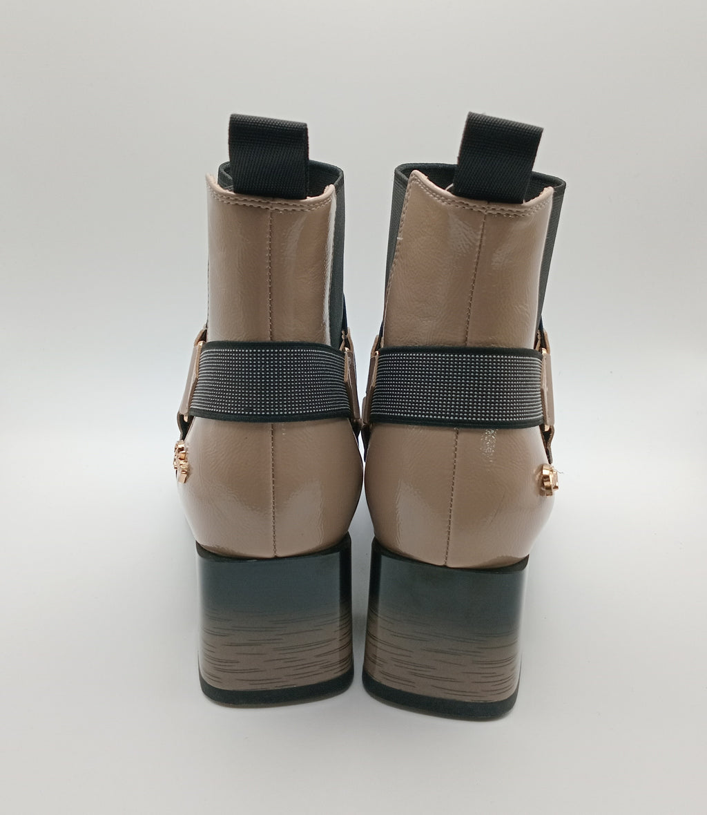 Botins Femininos Rockaway Nude em Pele Envernizada, Ankle Boot Estilo Chelsea com Salto Bloco Geométrico e Fivela Moderna, Botas de Cano Curto Elegantes