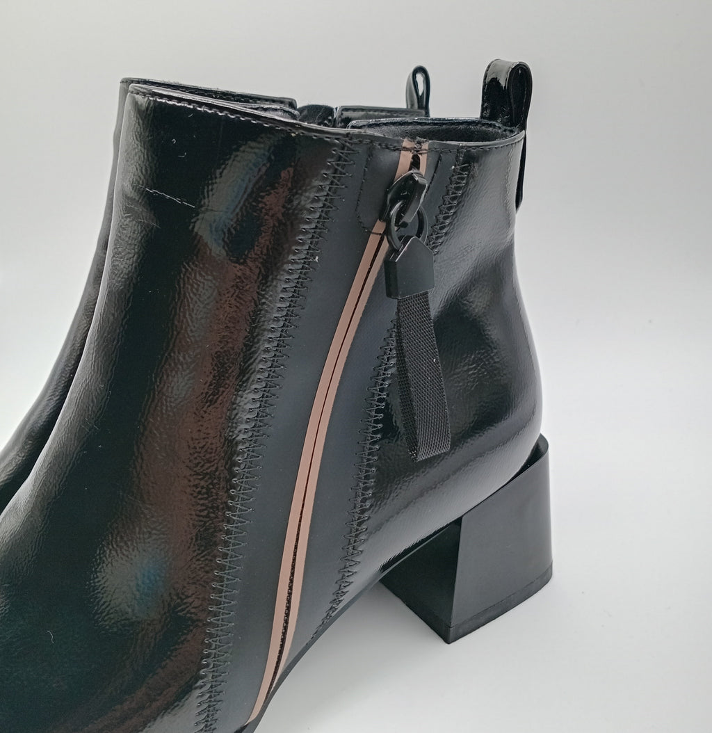 BOTA ROCKAWAY PRETO ECO PELE VERNIZ ZIPER DETALHE ZIPER FAKE BOTIM