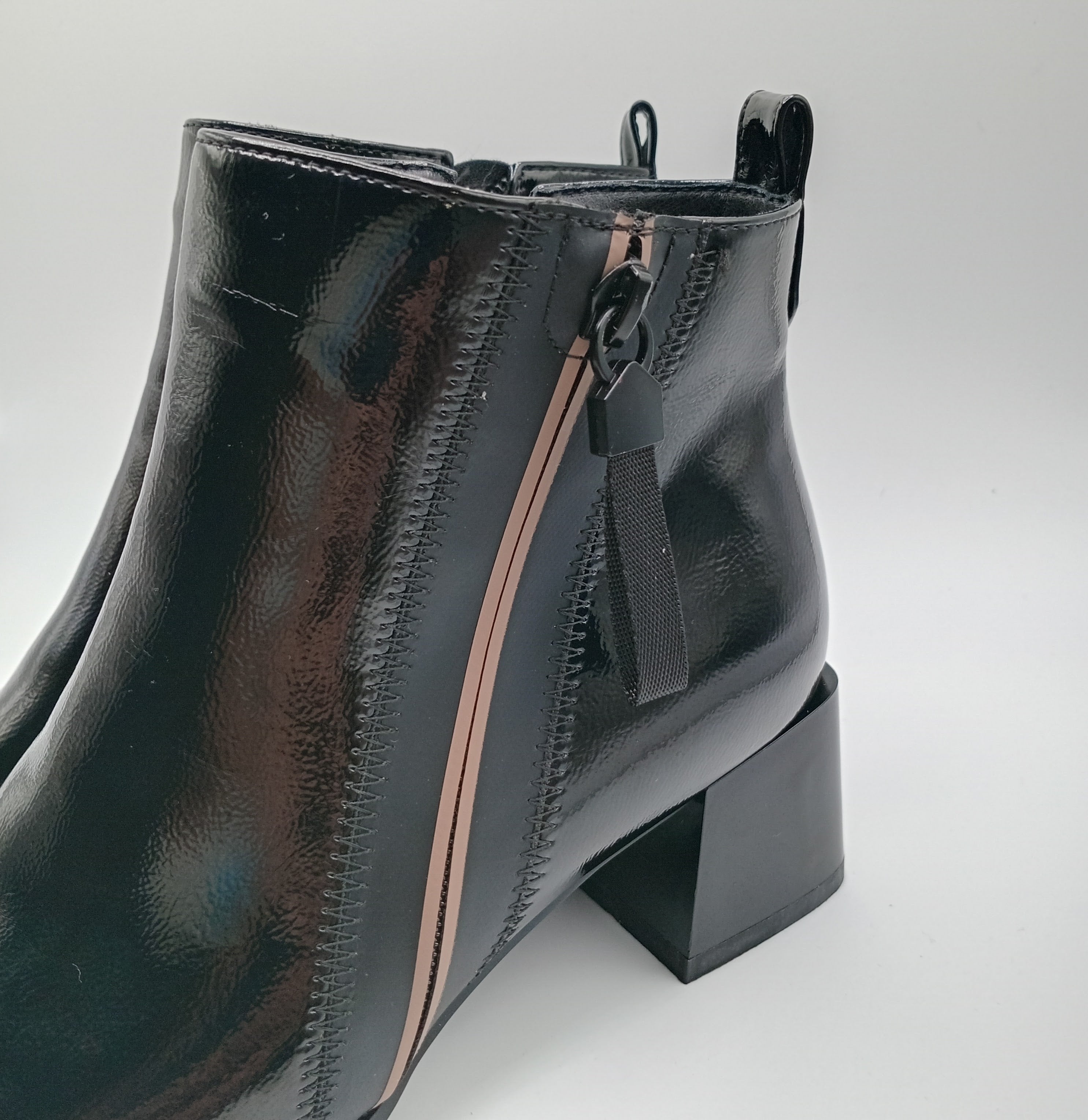 BOTA ROCKAWAY PRETO ECO PELE VERNIZ ZIPER DETALHE ZIPER FAKE BOTIM